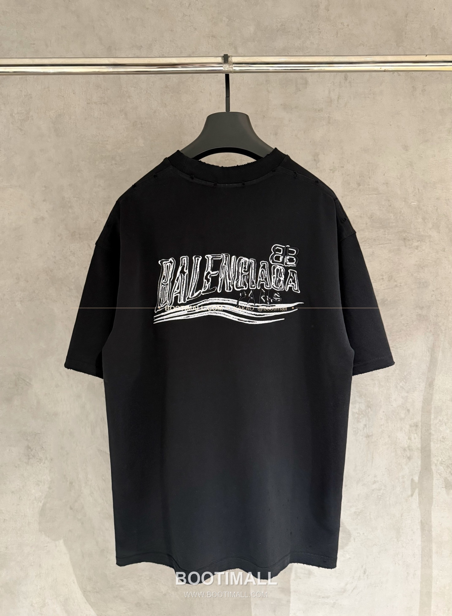 발렌시아가 2025SS 헤비코튼 자수 루즈핏 블랙 반팔 티셔츠 Balenciaga 2025 SS Heavy Cotton Embroidered Loose Fit Black T-Shirt K224 2