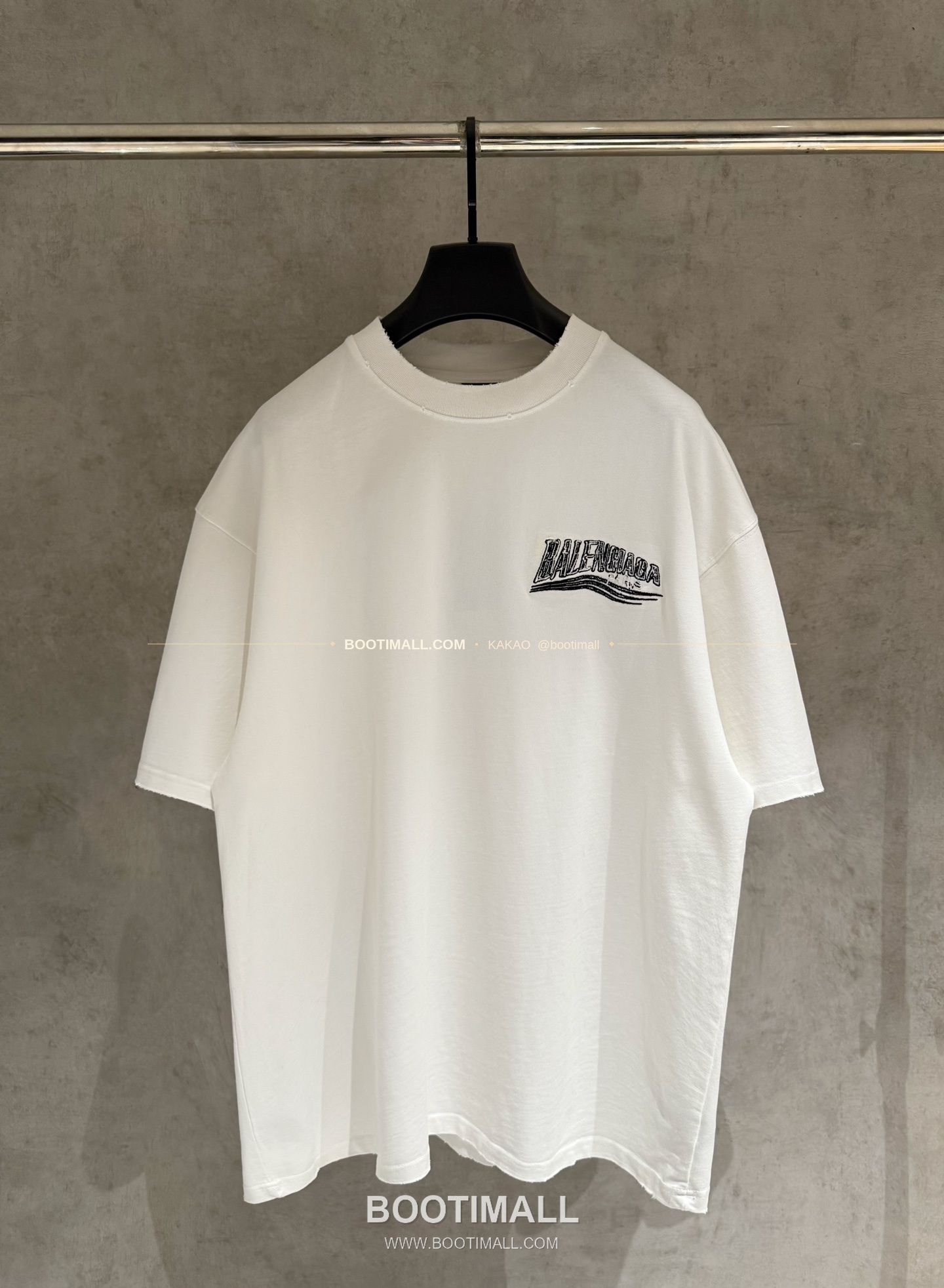 발렌시아가 2025SS 헤비코튼 자수 루즈핏 블랙 반팔 티셔츠 Balenciaga 2025 SS Heavy Cotton Embroidered Loose Fit Black T-Shirt K224 1