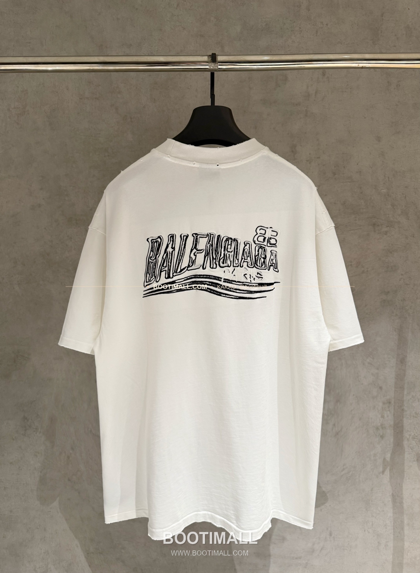 발렌시아가 2025SS 헤비코튼 자수 루즈핏 블랙 반팔 티셔츠 Balenciaga 2025 SS Heavy Cotton Embroidered Loose Fit Black T-Shirt K224 2