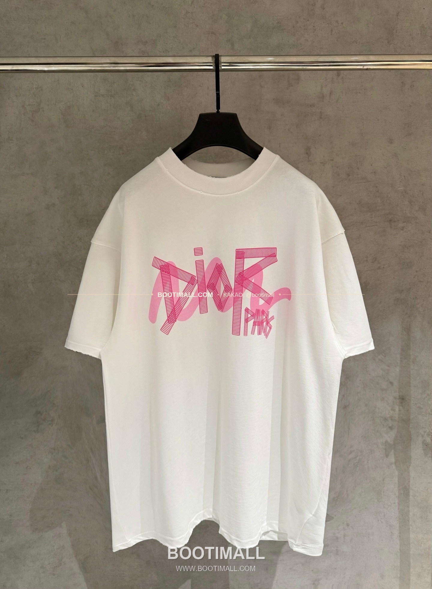 디올 2026SS 헤비코튼 입체자수 아플리케 루즈핏 블랙 반팔 티셔츠 Dior 2026 SS Heavy Cotton Embroidered Applique Loose Fit Black T-Shirt K227 1