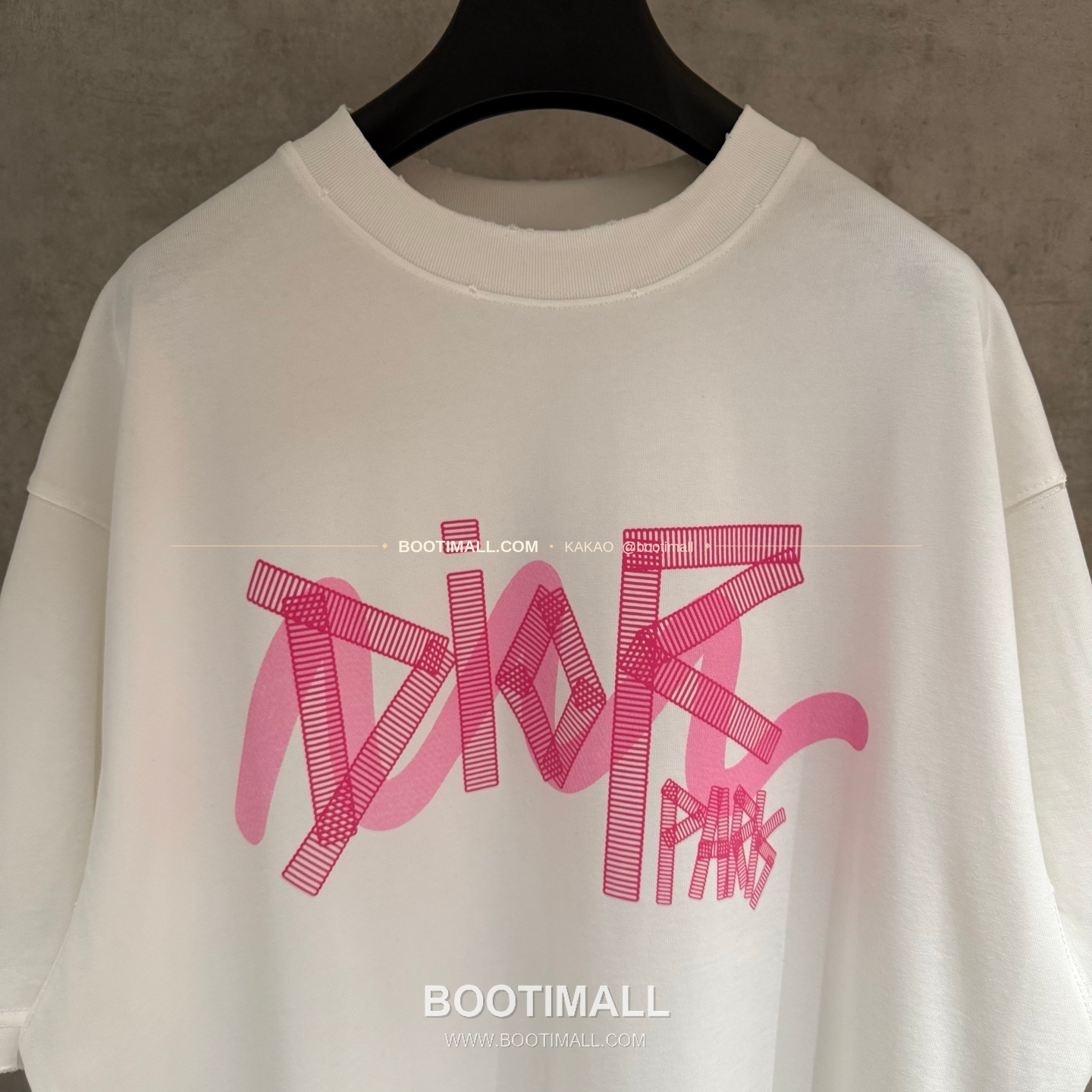 디올 2026SS 헤비코튼 입체자수 아플리케 루즈핏 블랙 반팔 티셔츠 Dior 2026 SS Heavy Cotton Embroidered Applique Loose Fit Black T-Shirt K227 3