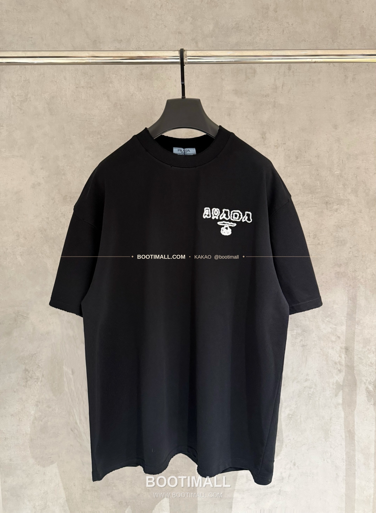 프라다 2026SS 헤비코튼 입체자수 아플리케 루즈핏 블랙 반팔 티셔츠 Prada 2026 SS Heavy Cotton Embroidered Applique Loose Fit Black T-Shirt K180 1