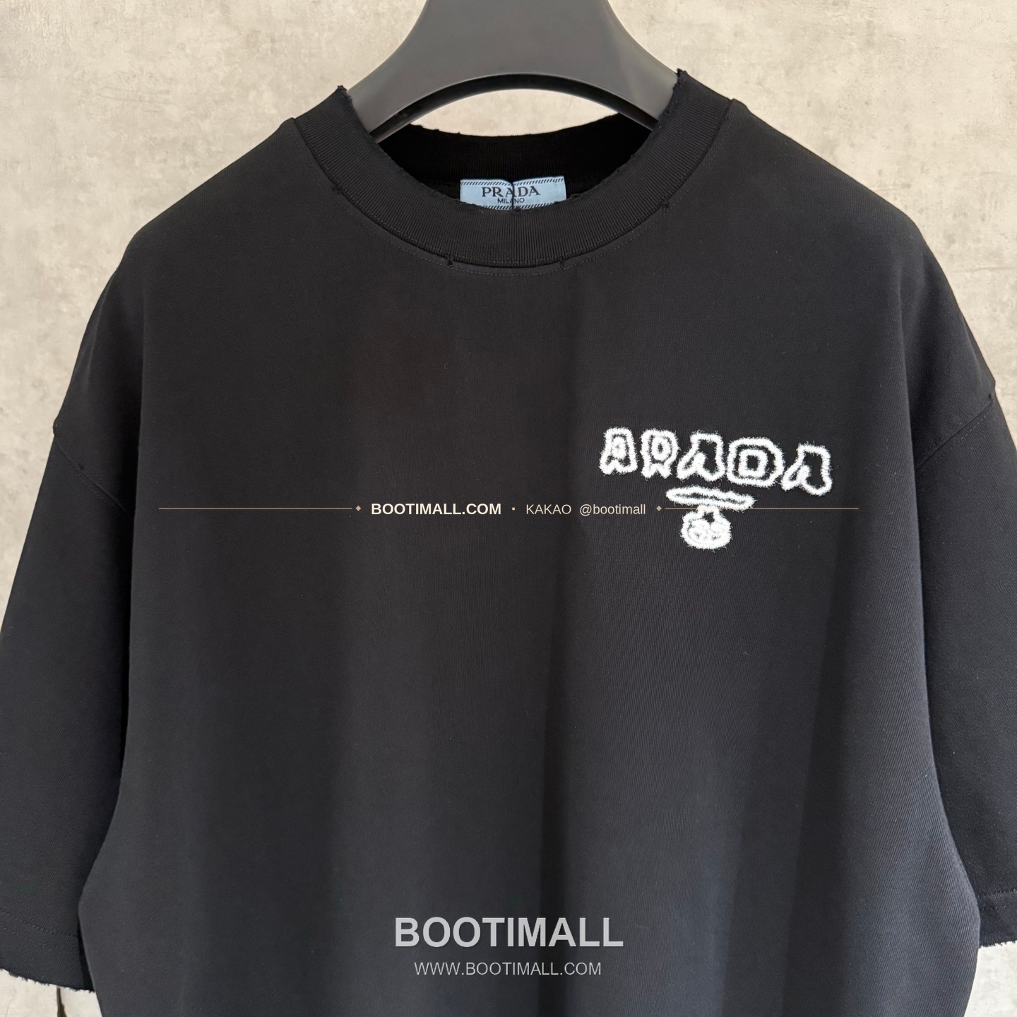 프라다 2026SS 헤비코튼 입체자수 아플리케 루즈핏 블랙 반팔 티셔츠 Prada 2026 SS Heavy Cotton Embroidered Applique Loose Fit Black T-Shirt K180 3