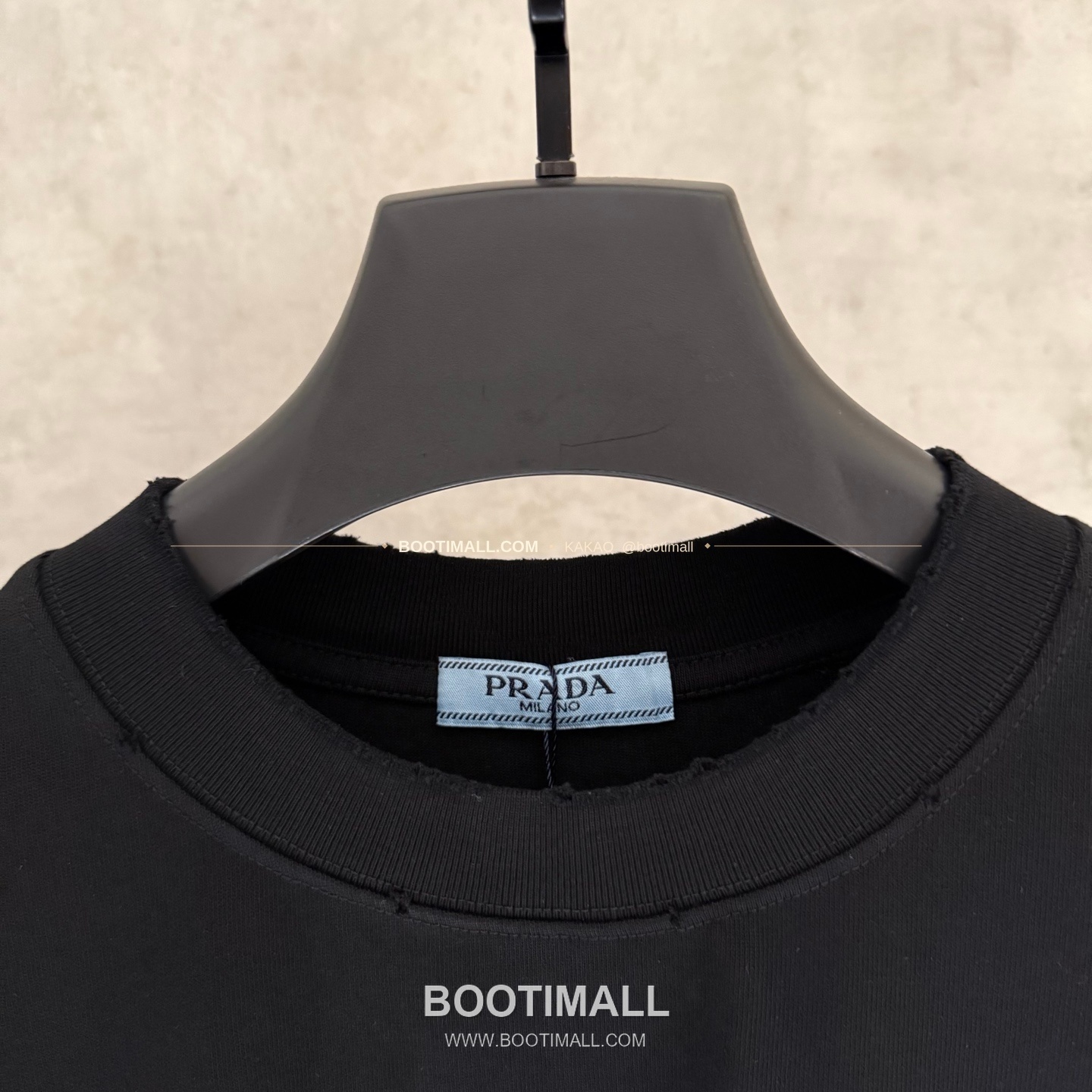 프라다 2026SS 헤비코튼 입체자수 아플리케 루즈핏 블랙 반팔 티셔츠 Prada 2026 SS Heavy Cotton Embroidered Applique Loose Fit Black T-Shirt K180 5