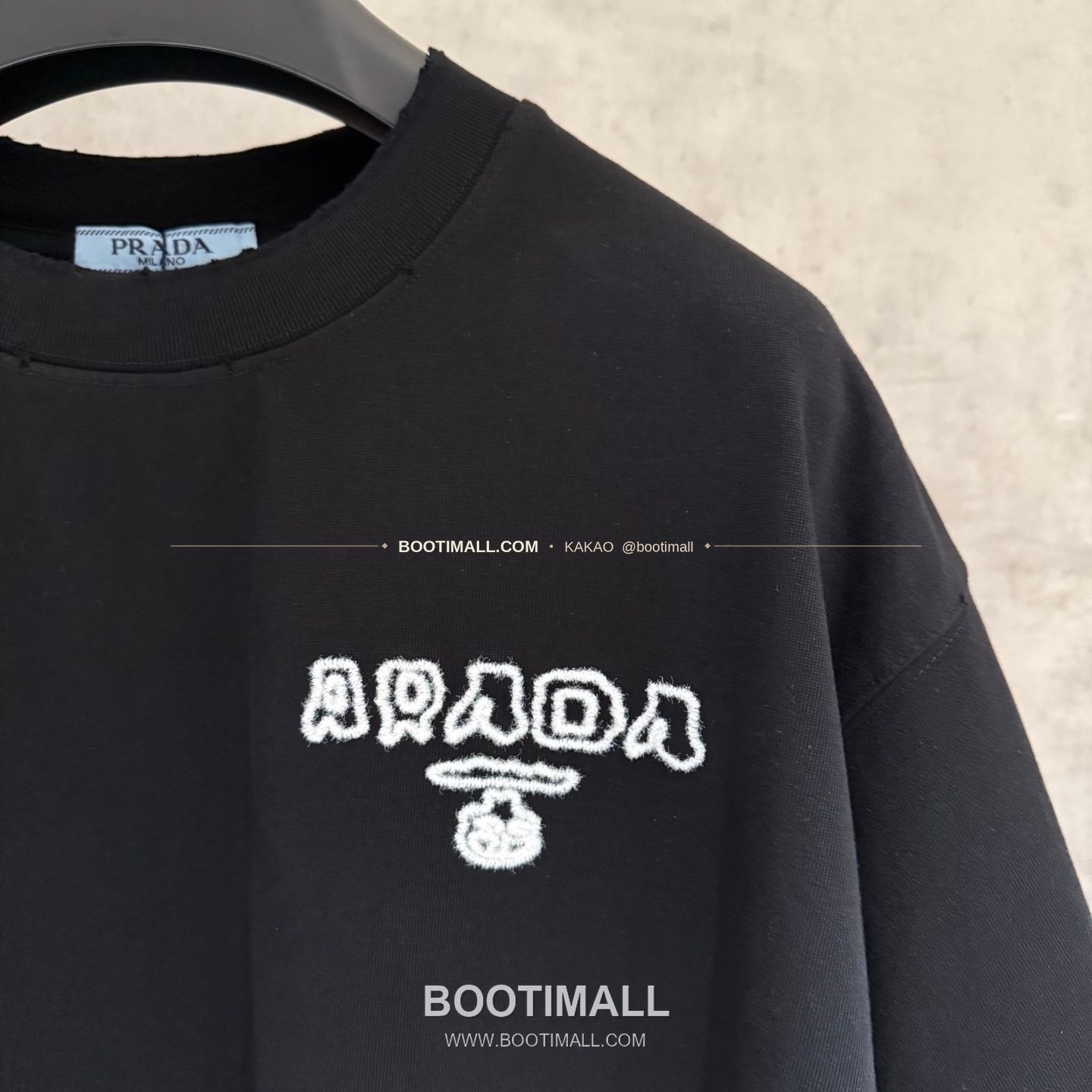 프라다 2026SS 헤비코튼 입체자수 아플리케 루즈핏 블랙 반팔 티셔츠 Prada 2026 SS Heavy Cotton Embroidered Applique Loose Fit Black T-Shirt K180 6