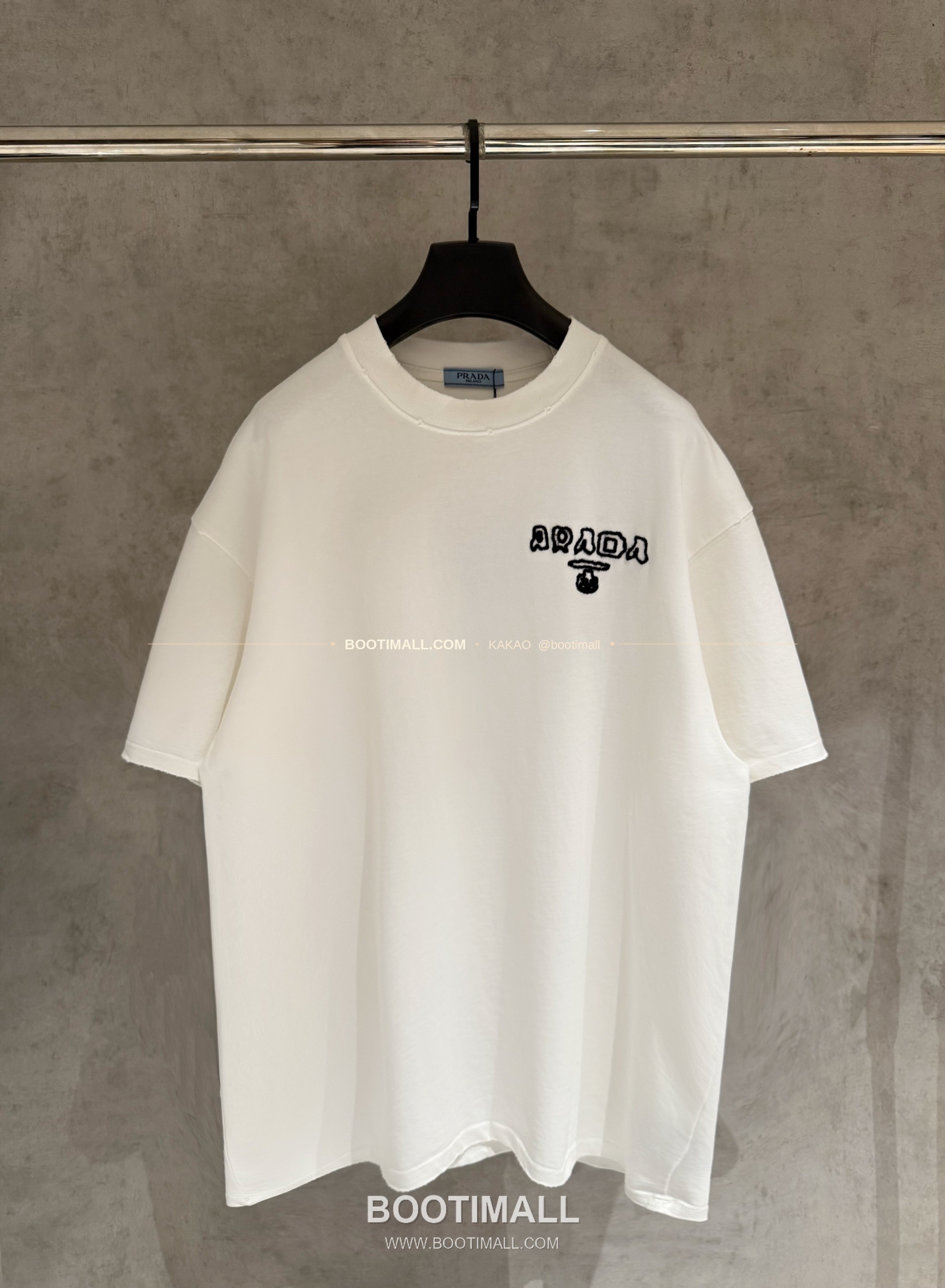 프라다 2026SS 헤비코튼 입체자수 아플리케 루즈핏 블랙 반팔 티셔츠 Prada 2026 SS Heavy Cotton Embroidered Applique Loose Fit Black T-Shirt K180 1