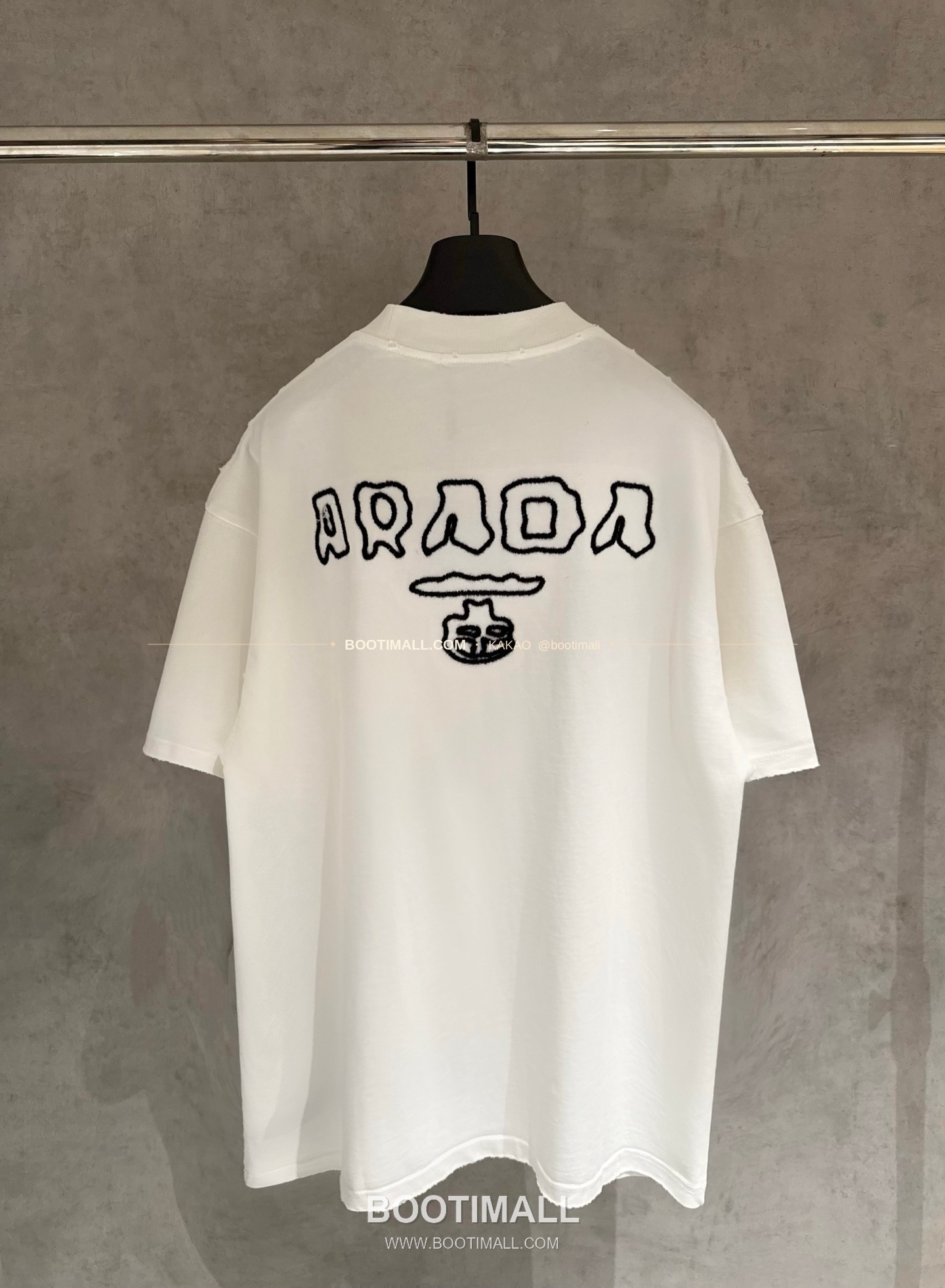 프라다 2026SS 헤비코튼 입체자수 아플리케 루즈핏 블랙 반팔 티셔츠 Prada 2026 SS Heavy Cotton Embroidered Applique Loose Fit Black T-Shirt K180 2
