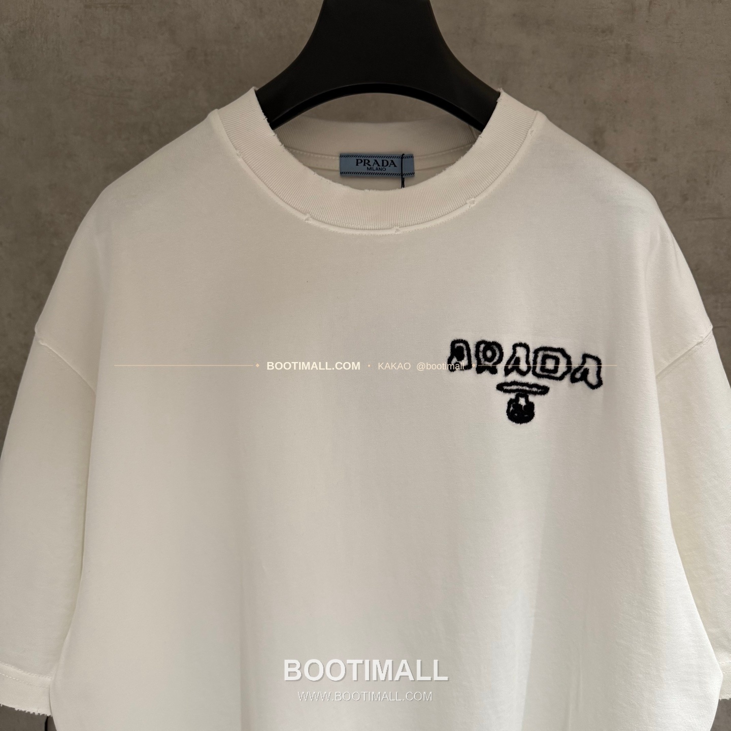 프라다 2026SS 헤비코튼 입체자수 아플리케 루즈핏 블랙 반팔 티셔츠 Prada 2026 SS Heavy Cotton Embroidered Applique Loose Fit Black T-Shirt K180 3