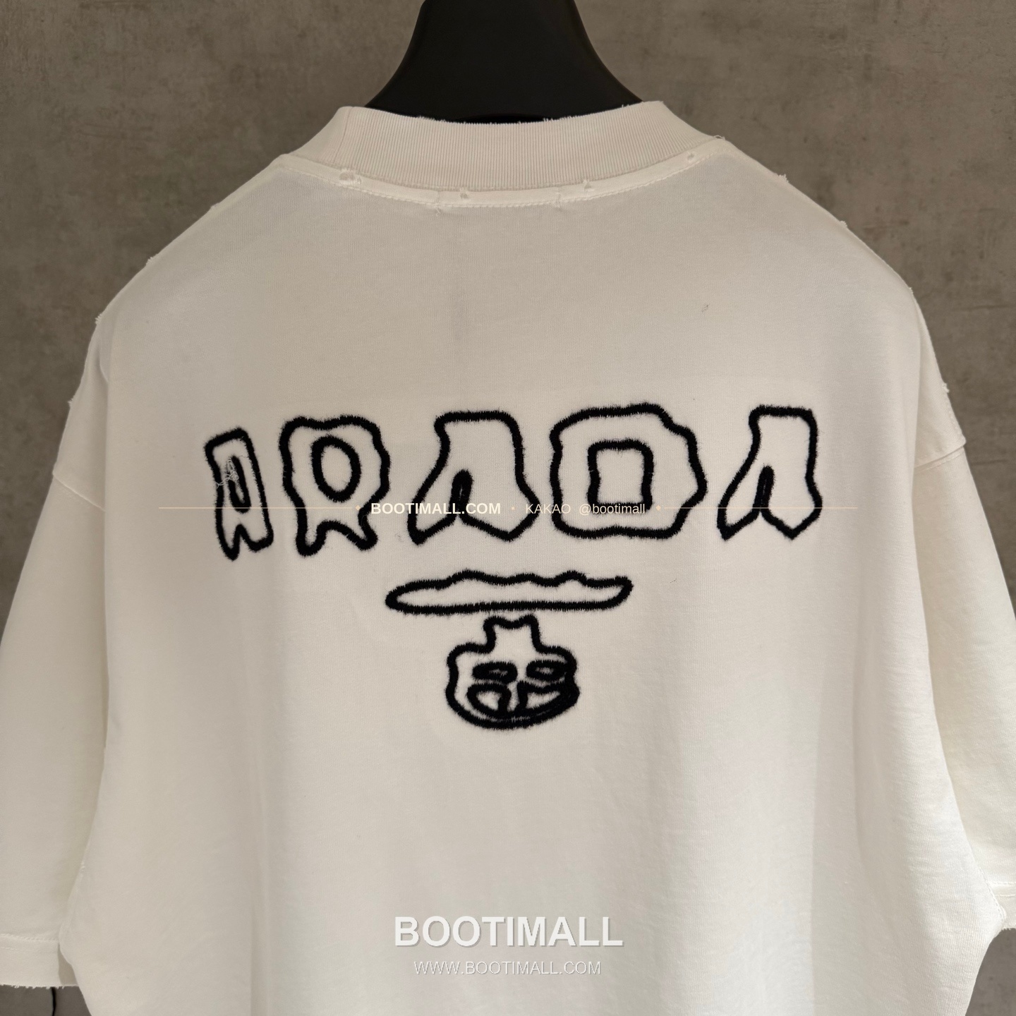 프라다 2026SS 헤비코튼 입체자수 아플리케 루즈핏 블랙 반팔 티셔츠 Prada 2026 SS Heavy Cotton Embroidered Applique Loose Fit Black T-Shirt K180 4
