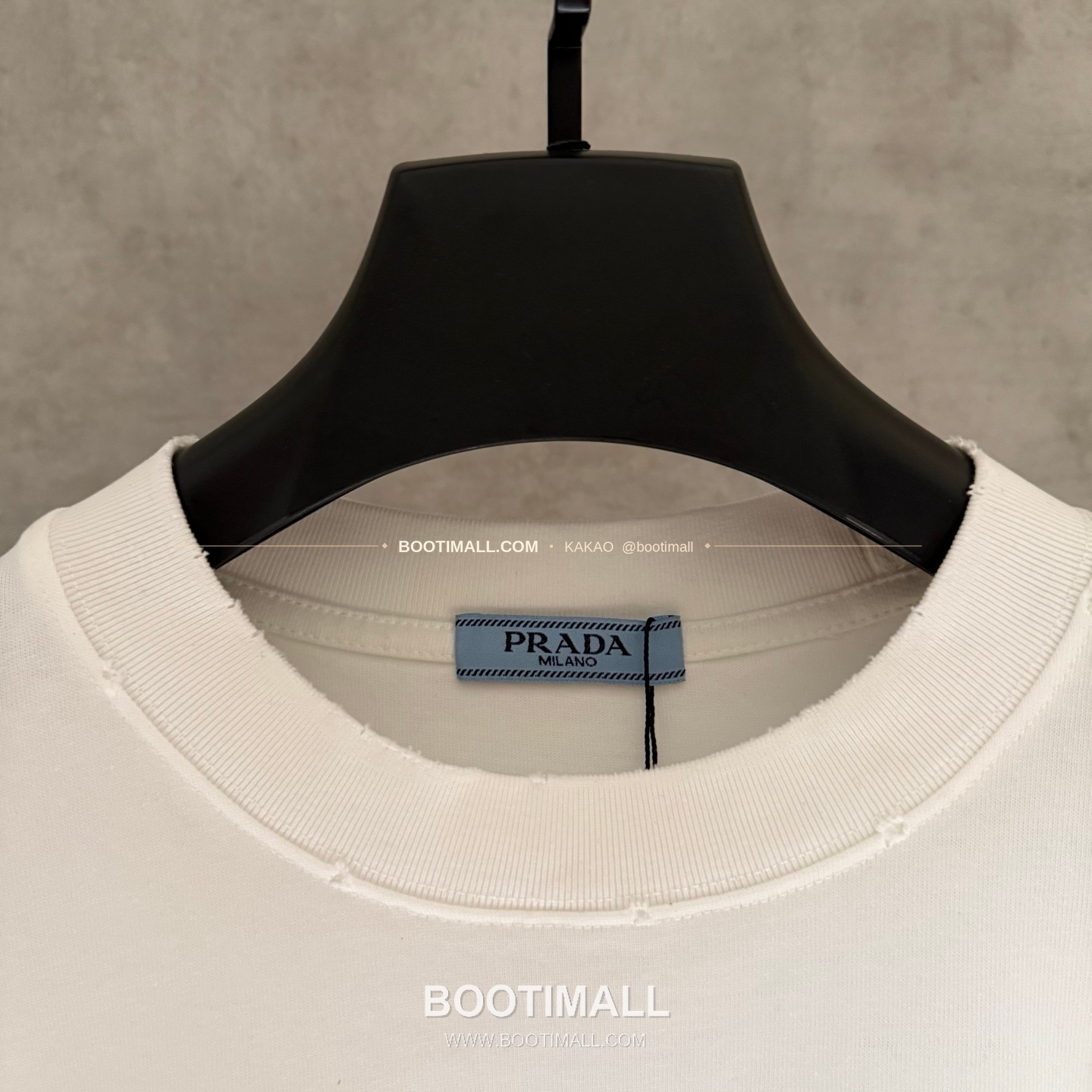 프라다 2026SS 헤비코튼 입체자수 아플리케 루즈핏 블랙 반팔 티셔츠 Prada 2026 SS Heavy Cotton Embroidered Applique Loose Fit Black T-Shirt K180 5