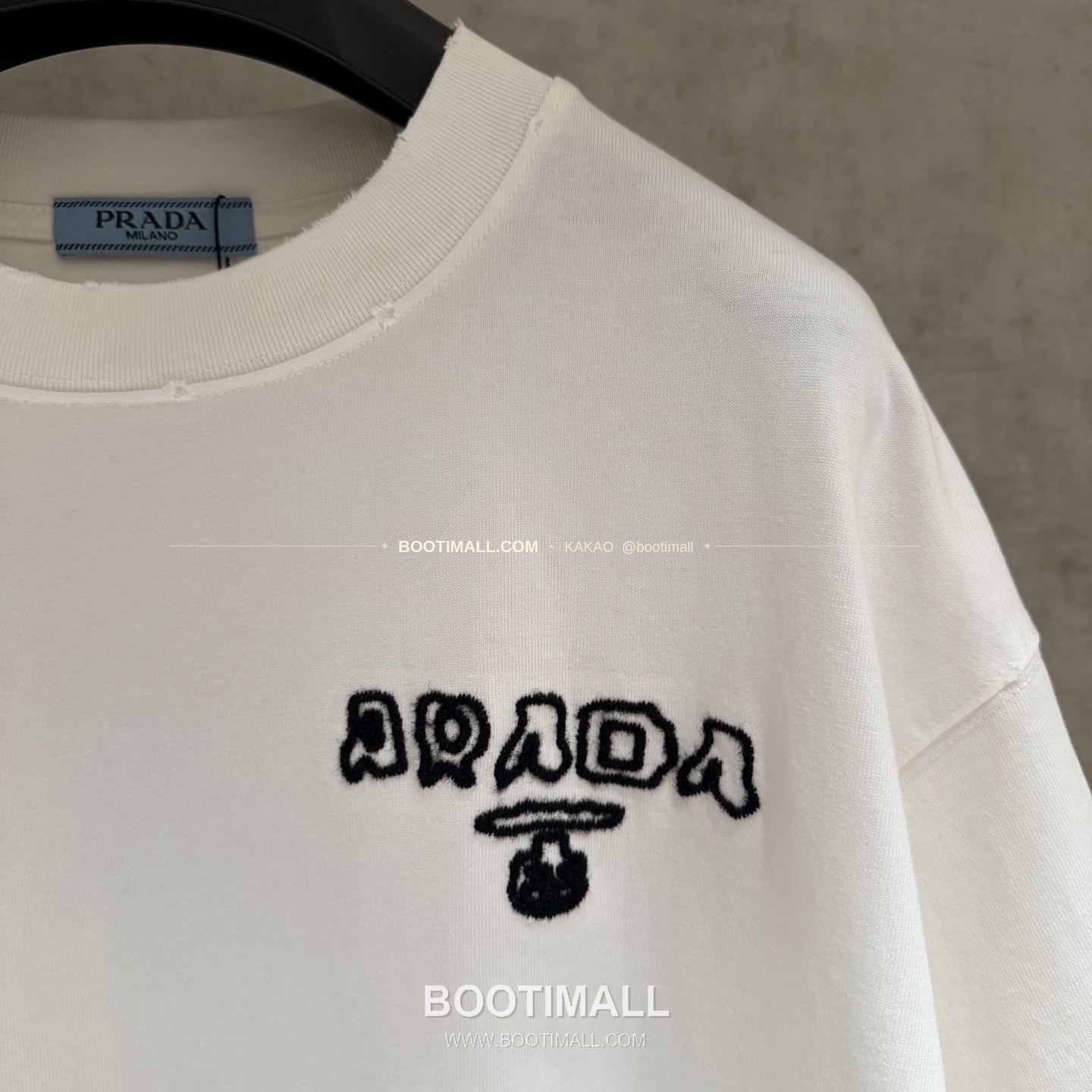 프라다 2026SS 헤비코튼 입체자수 아플리케 루즈핏 블랙 반팔 티셔츠 Prada 2026 SS Heavy Cotton Embroidered Applique Loose Fit Black T-Shirt K180 6