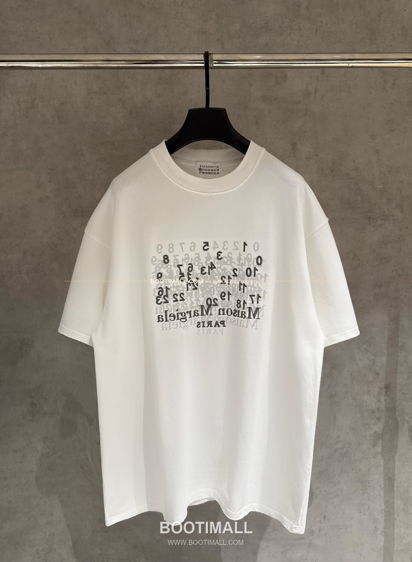 메종마르지엘라 MM6 2026SS 헤비코튼 디스트로이드 루즈핏 블랙 반팔 티셔츠 Maison Margiela MM6 2026 SS Heavy Cotton Distressed Loose Fit Black T-Shirt K232 1