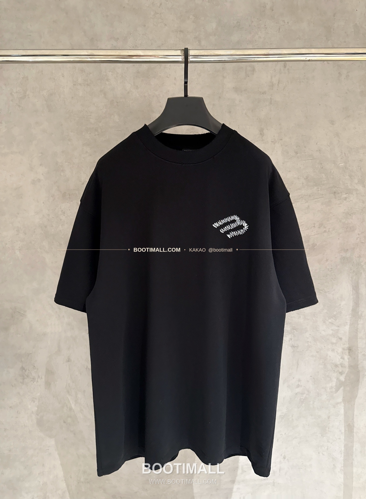 발렌시아가 2025SS 헤비코튼 자수 루즈핏 블랙 반팔 티셔츠 Balenciaga 2025 SS Heavy Cotton Embroidered Loose Fit Black T-Shirt K237 1