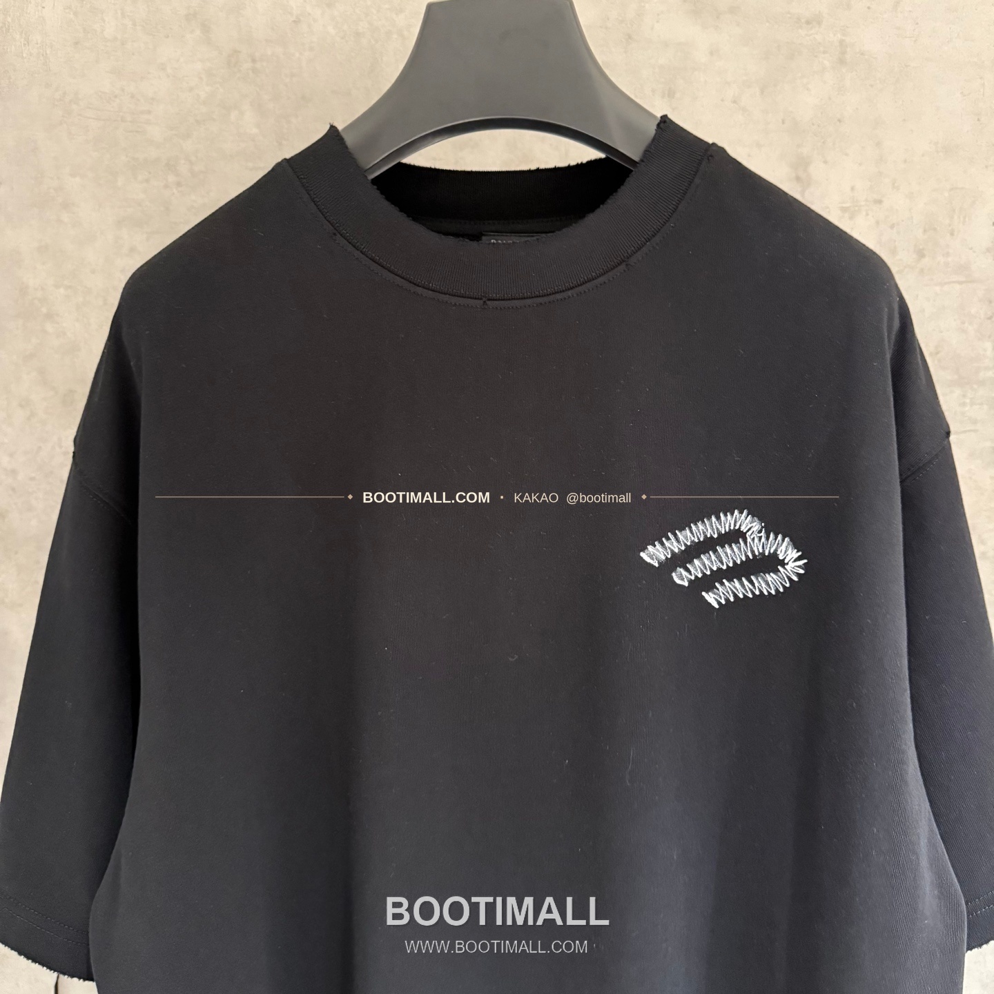 발렌시아가 2025SS 헤비코튼 자수 루즈핏 블랙 반팔 티셔츠 Balenciaga 2025 SS Heavy Cotton Embroidered Loose Fit Black T-Shirt K237 3