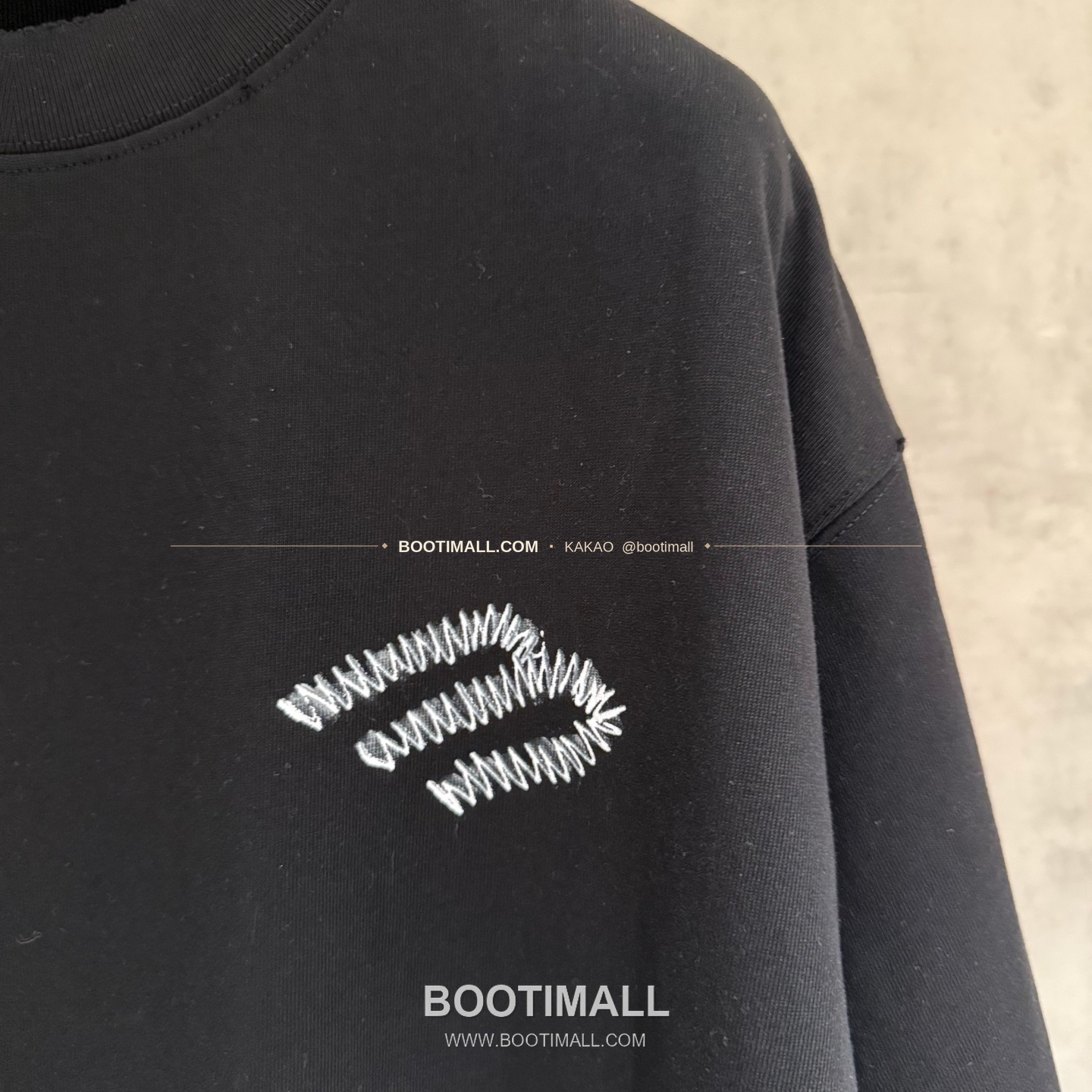 발렌시아가 2025SS 헤비코튼 자수 루즈핏 블랙 반팔 티셔츠 Balenciaga 2025 SS Heavy Cotton Embroidered Loose Fit Black T-Shirt K237 6