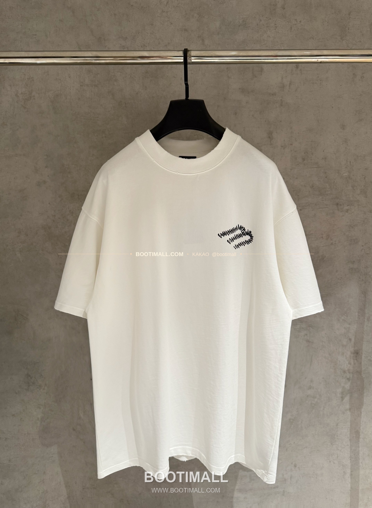 발렌시아가 2025SS 헤비코튼 자수 루즈핏 블랙 반팔 티셔츠 Balenciaga 2025 SS Heavy Cotton Embroidered Loose Fit Black T-Shirt K237 1