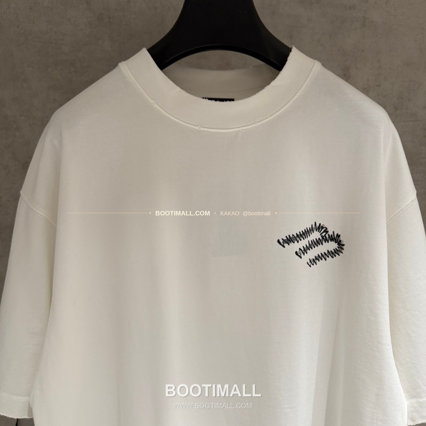 발렌시아가 2025SS 헤비코튼 자수 루즈핏 블랙 반팔 티셔츠 Balenciaga 2025 SS Heavy Cotton Embroidered Loose Fit Black T-Shirt K237 3