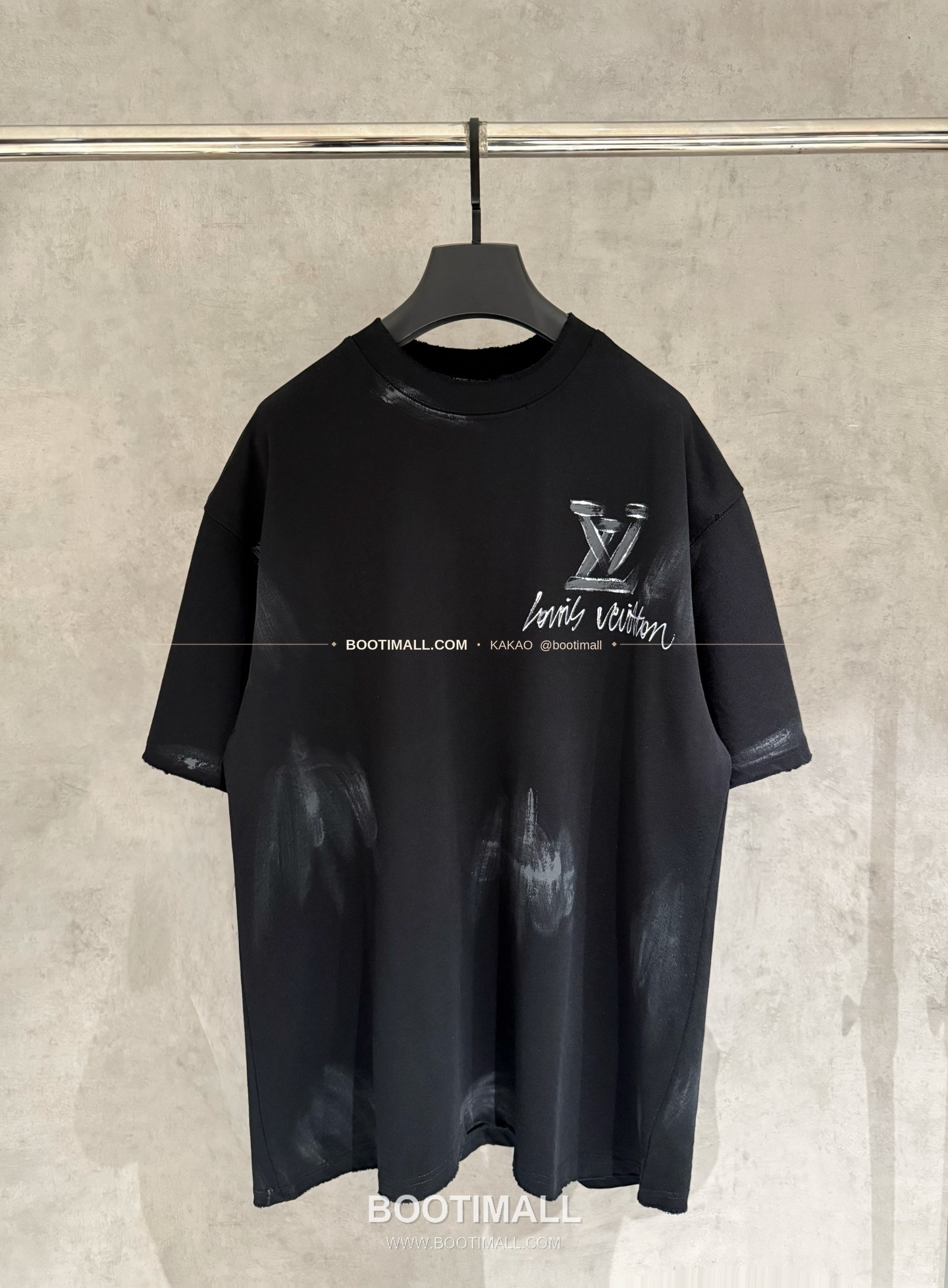 루이비통 2026SS 헤비코튼 핸드페인팅 디스트로이드 루즈핏 블랙 반팔 티셔츠 Louis Vuitton 2026 SS Heavy Cotton Hand Painted Distressed Loose Fit Black T-Shirt K601 1