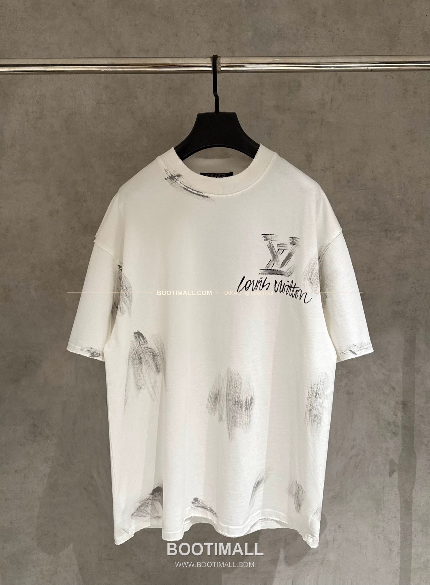 루이비통 2026SS 헤비코튼 핸드페인팅 디스트로이드 루즈핏 블랙 반팔 티셔츠 Louis Vuitton 2026 SS Heavy Cotton Hand Painted Distressed Loose Fit Black T-Shirt K601 1