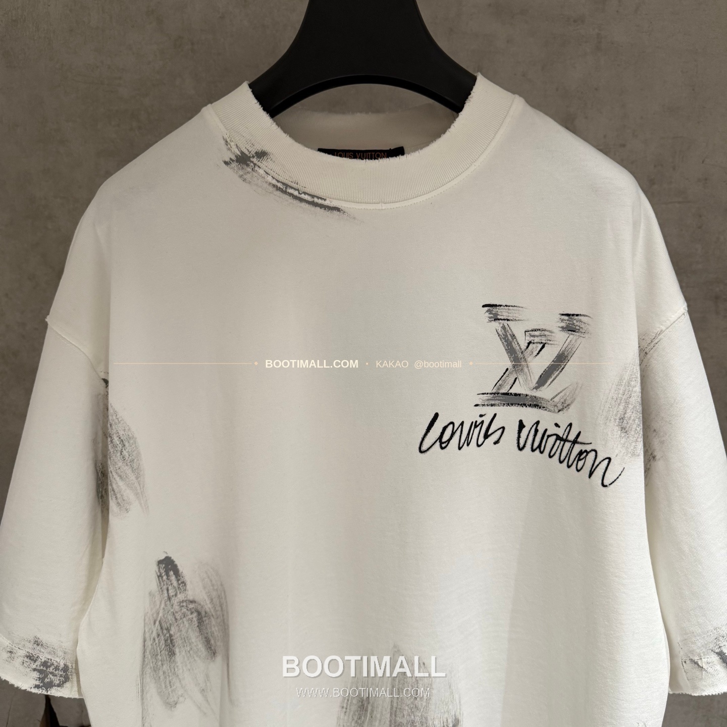 루이비통 2026SS 헤비코튼 핸드페인팅 디스트로이드 루즈핏 블랙 반팔 티셔츠 Louis Vuitton 2026 SS Heavy Cotton Hand Painted Distressed Loose Fit Black T-Shirt K601 3