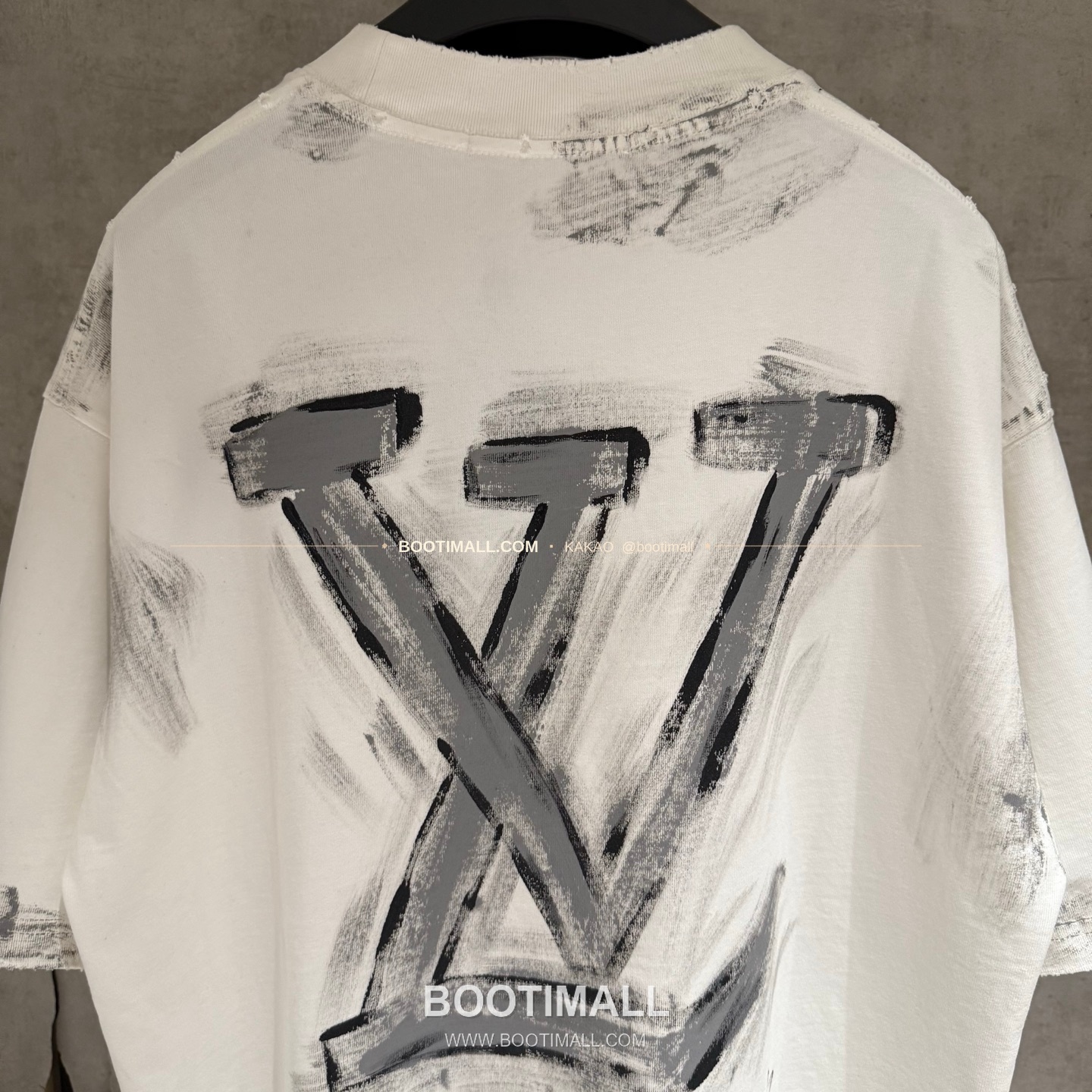 루이비통 2026SS 헤비코튼 핸드페인팅 디스트로이드 루즈핏 블랙 반팔 티셔츠 Louis Vuitton 2026 SS Heavy Cotton Hand Painted Distressed Loose Fit Black T-Shirt K601 4