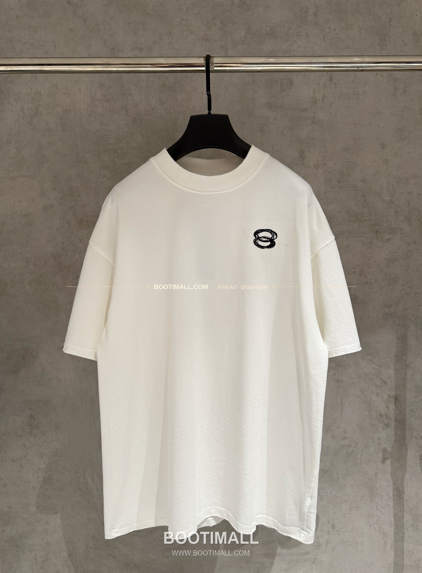 발렌시아가 2025SS 헤비코튼 자수 루즈핏 블랙 반팔 티셔츠 Balenciaga 2025 SS Heavy Cotton Embroidered Loose Fit Black T-Shirt K234 1