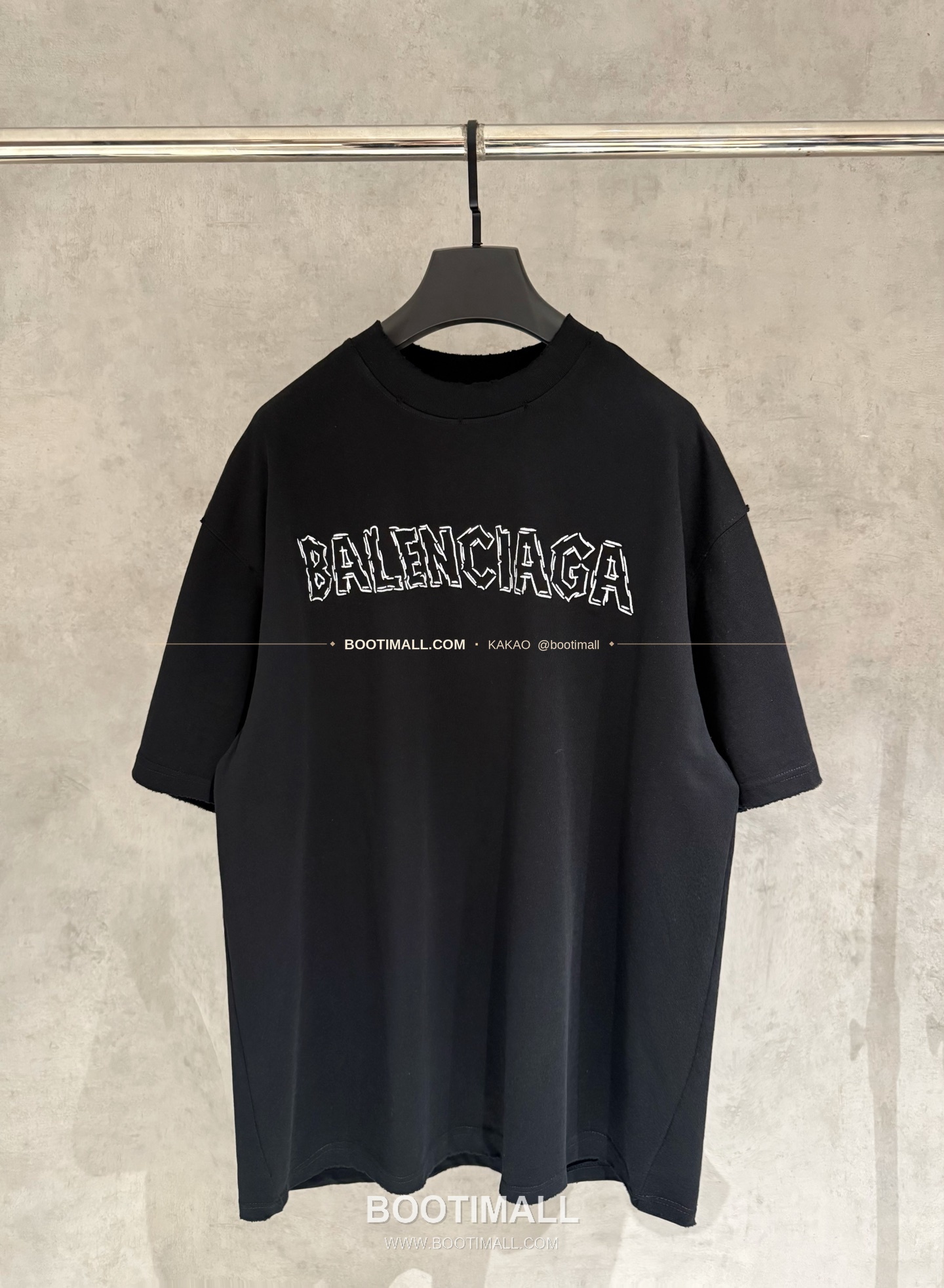 발렌시아가 2025SS 헤비코튼 자수 루즈핏 블랙 반팔 티셔츠 Balenciaga 2025 SS Heavy Cotton Embroidered Loose Fit Black T-Shirt K228 1
