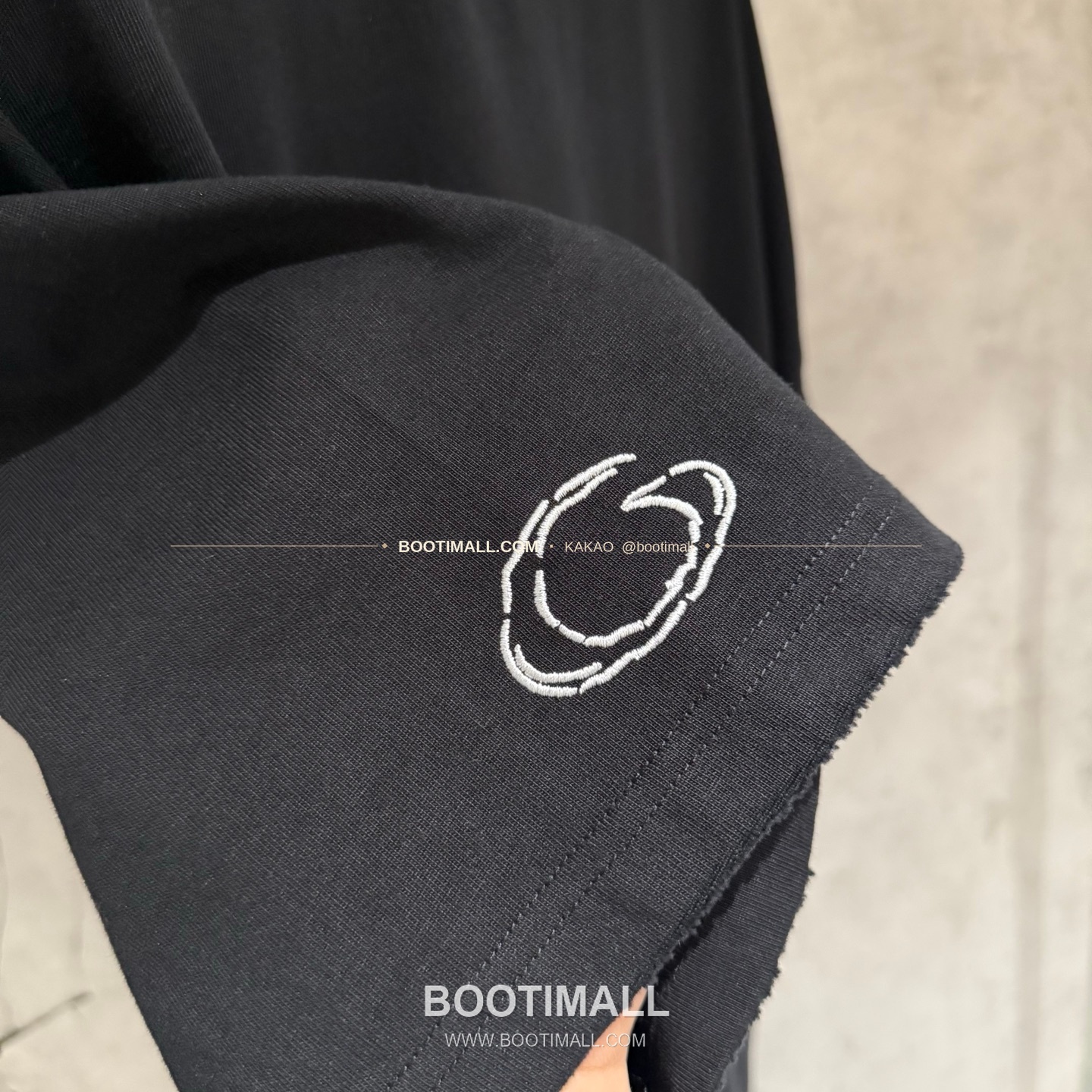 발렌시아가 2025SS 헤비코튼 자수 루즈핏 블랙 반팔 티셔츠 Balenciaga 2025 SS Heavy Cotton Embroidered Loose Fit Black T-Shirt K228 8