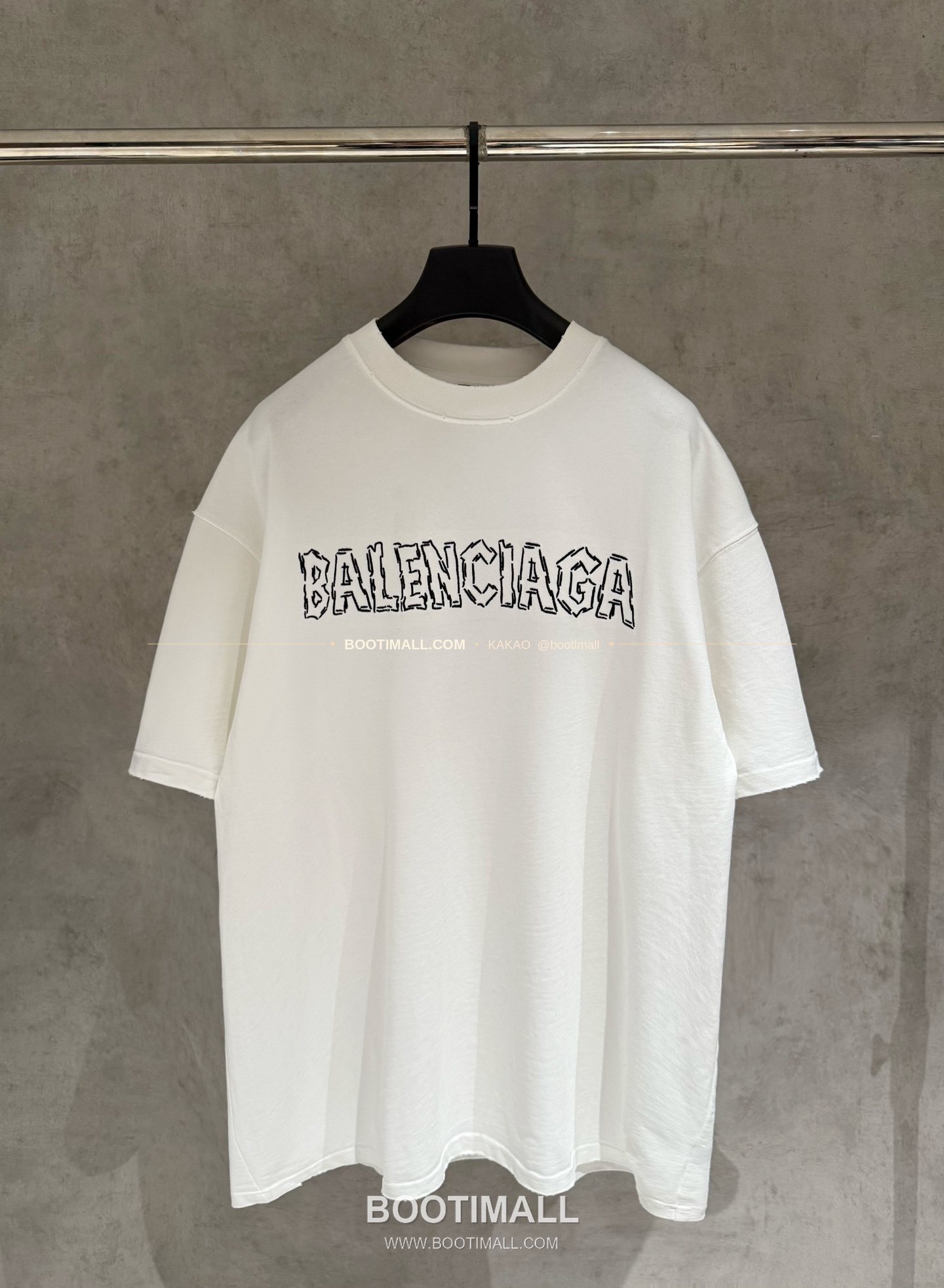 발렌시아가 2025SS 헤비코튼 자수 루즈핏 블랙 반팔 티셔츠 Balenciaga 2025 SS Heavy Cotton Embroidered Loose Fit Black T-Shirt K228 1