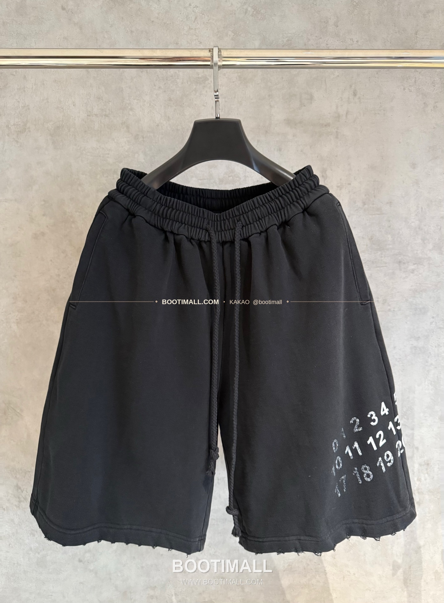 메종마르지엘라 2026SS 헤비코튼 루즈핏 블랙 쇼츠 Maison Margiela 2026 SS Heavy Cotton Loose Fit Black Shorts D115 1