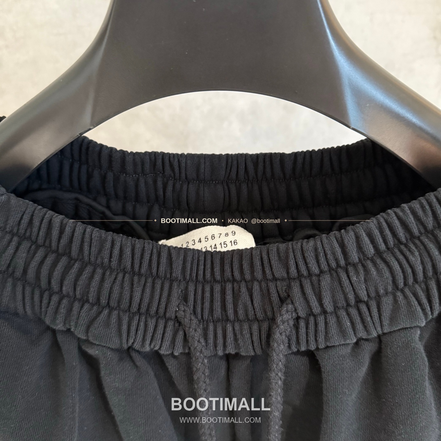 메종마르지엘라 2026SS 헤비코튼 루즈핏 블랙 쇼츠 Maison Margiela 2026 SS Heavy Cotton Loose Fit Black Shorts D115 5