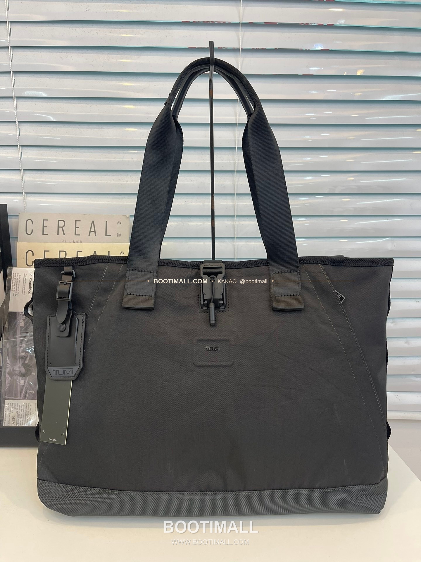 투미 알파브라보 나일론 멀티포켓 블랙 토트백 Tumi Alpha Bravo Nylon Multi Pocket Black Tote Bag 44cm 1