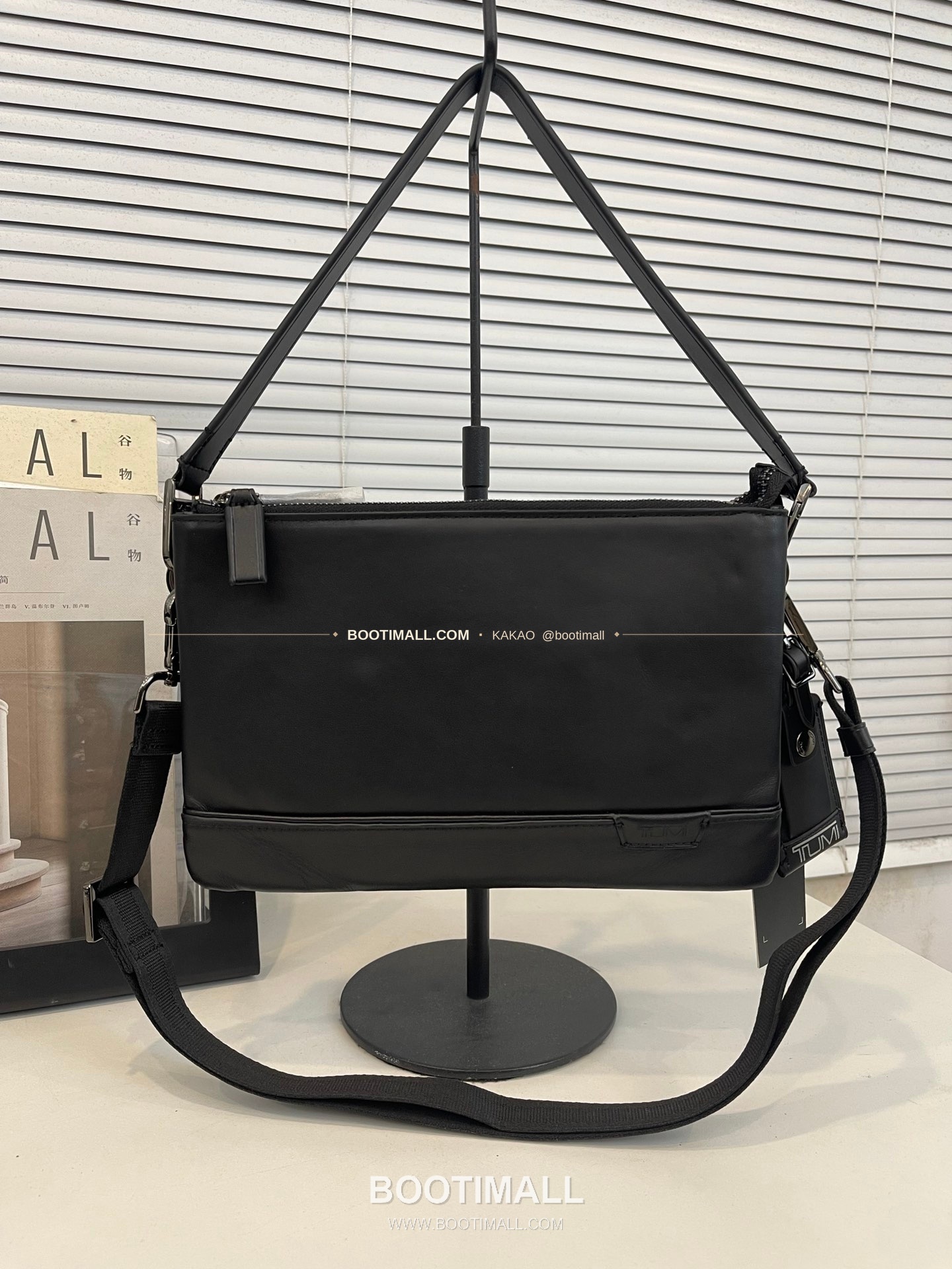 투미 해리슨 가죽 멀티포켓 슬림 블랙 크로스백 Tumi Harrison Leather Multi Pocket Slim Black Crossbody Bag 26cm 1