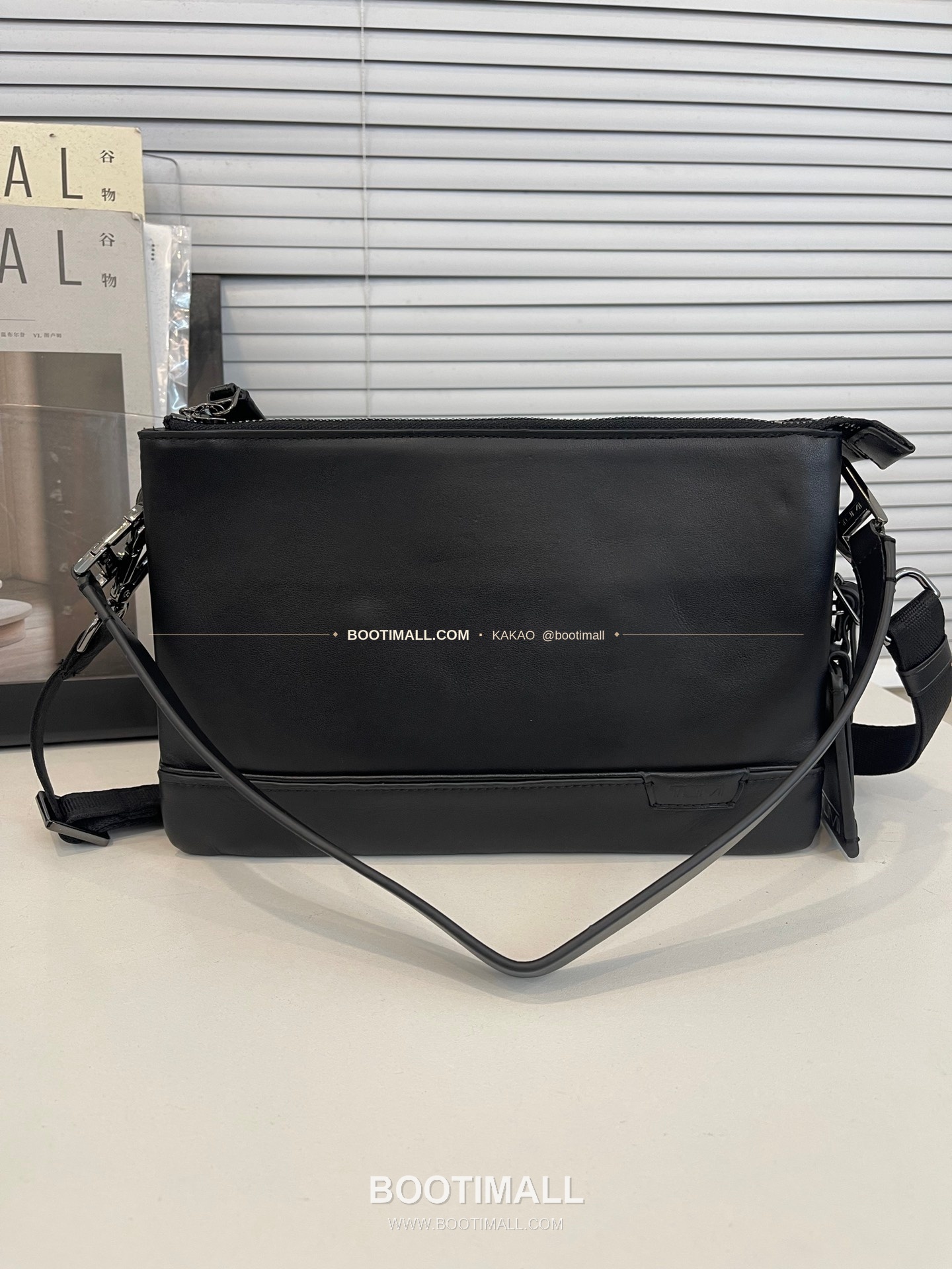 투미 해리슨 가죽 멀티포켓 슬림 블랙 크로스백 Tumi Harrison Leather Multi Pocket Slim Black Crossbody Bag 26cm 2