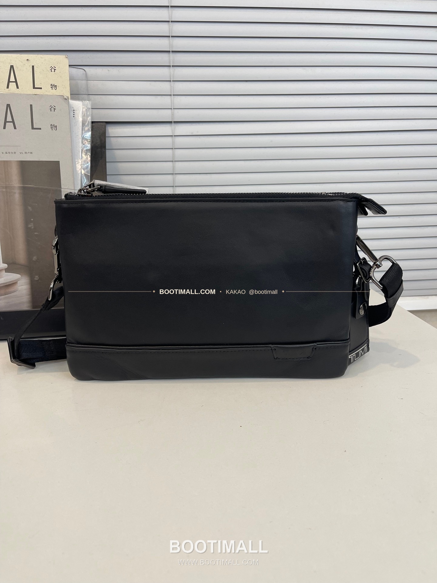 투미 해리슨 가죽 멀티포켓 슬림 블랙 크로스백 Tumi Harrison Leather Multi Pocket Slim Black Crossbody Bag 26cm 3