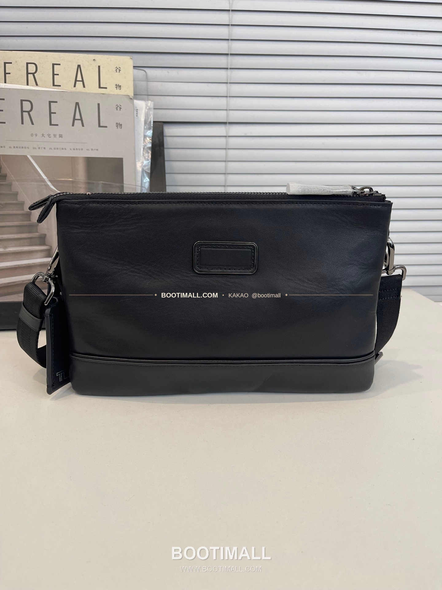 투미 해리슨 가죽 멀티포켓 슬림 블랙 크로스백 Tumi Harrison Leather Multi Pocket Slim Black Crossbody Bag 26cm 4