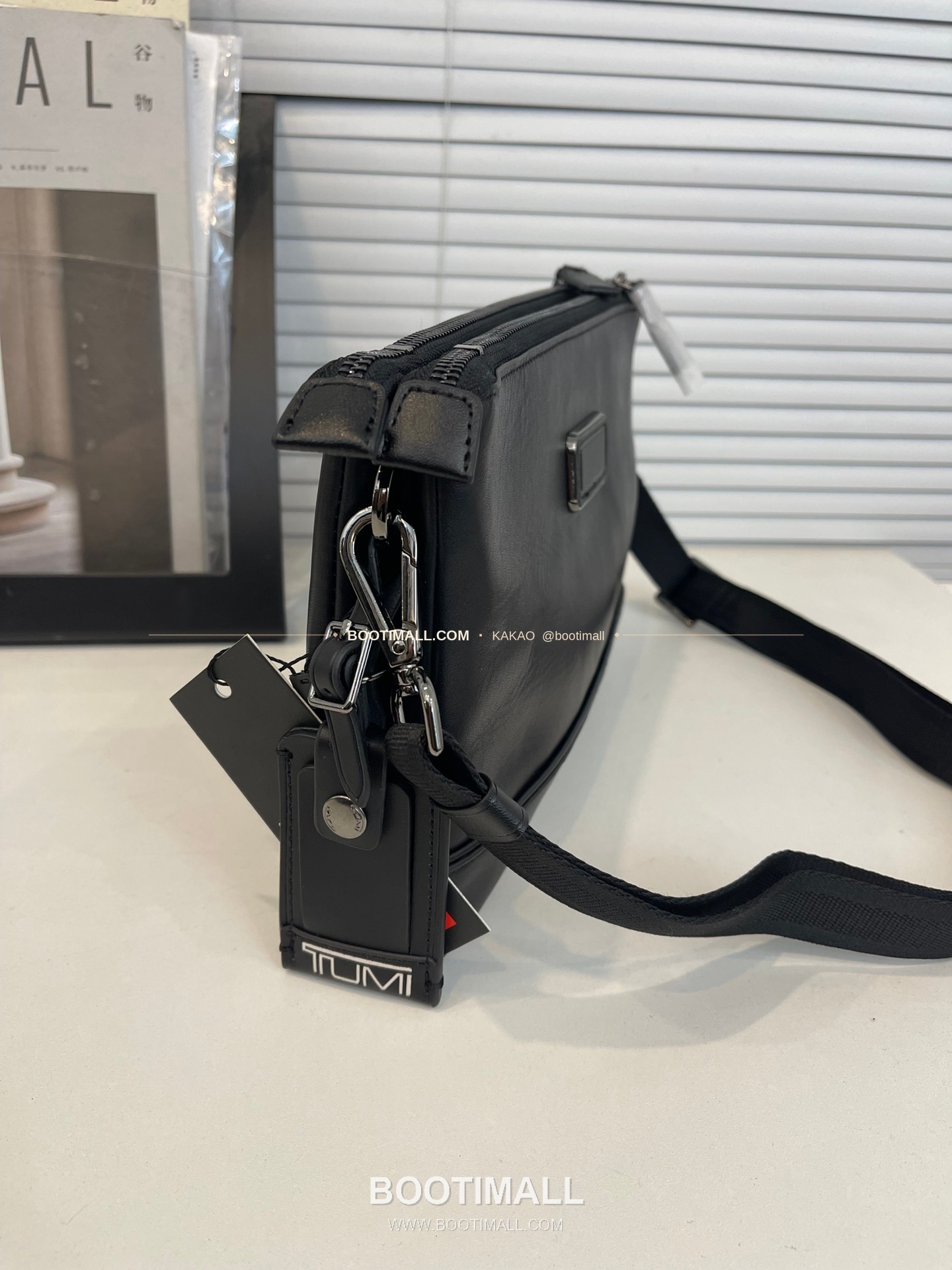 투미 해리슨 가죽 멀티포켓 슬림 블랙 크로스백 Tumi Harrison Leather Multi Pocket Slim Black Crossbody Bag 26cm 5