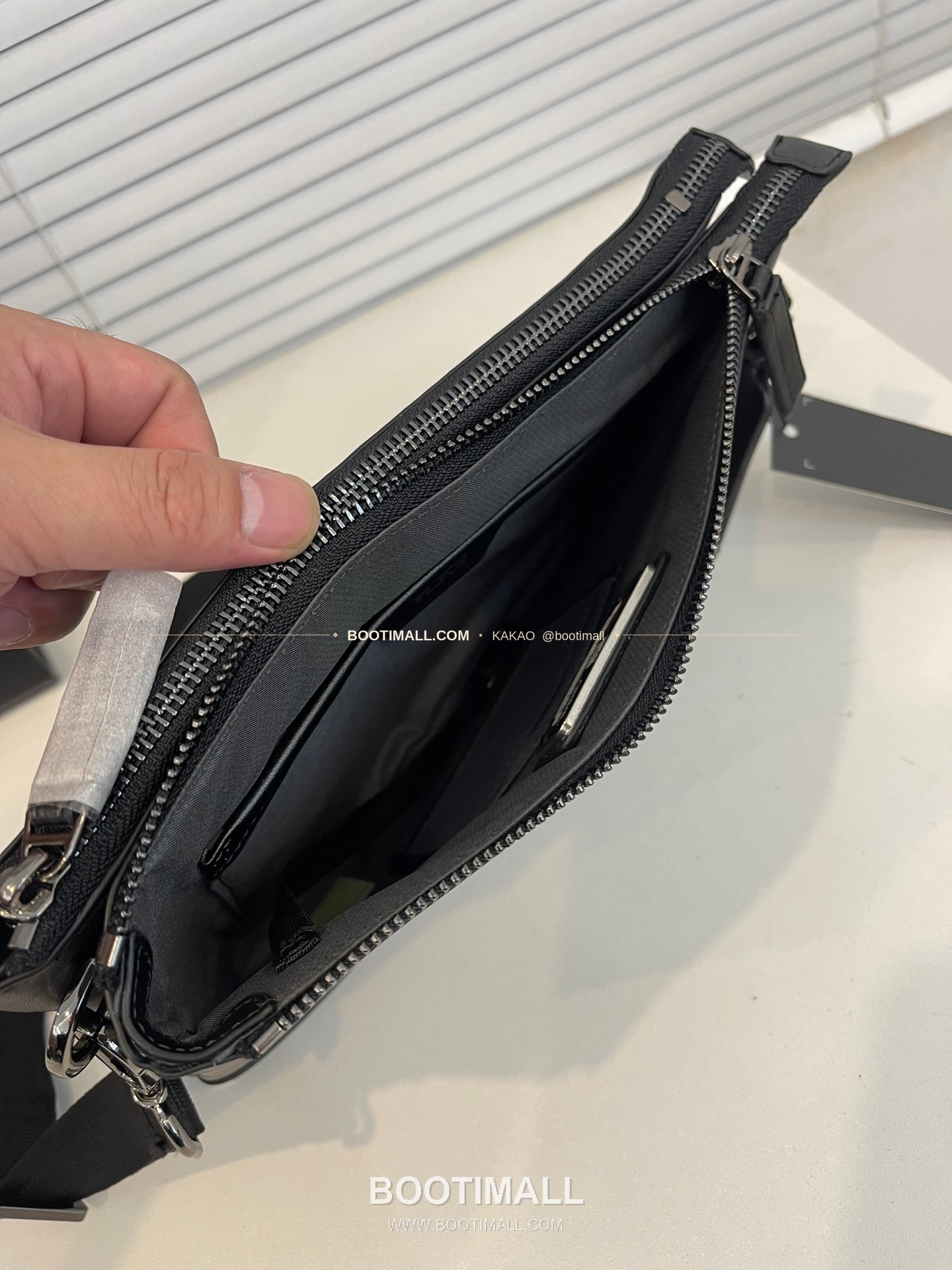 투미 해리슨 가죽 멀티포켓 슬림 블랙 크로스백 Tumi Harrison Leather Multi Pocket Slim Black Crossbody Bag 26cm 6