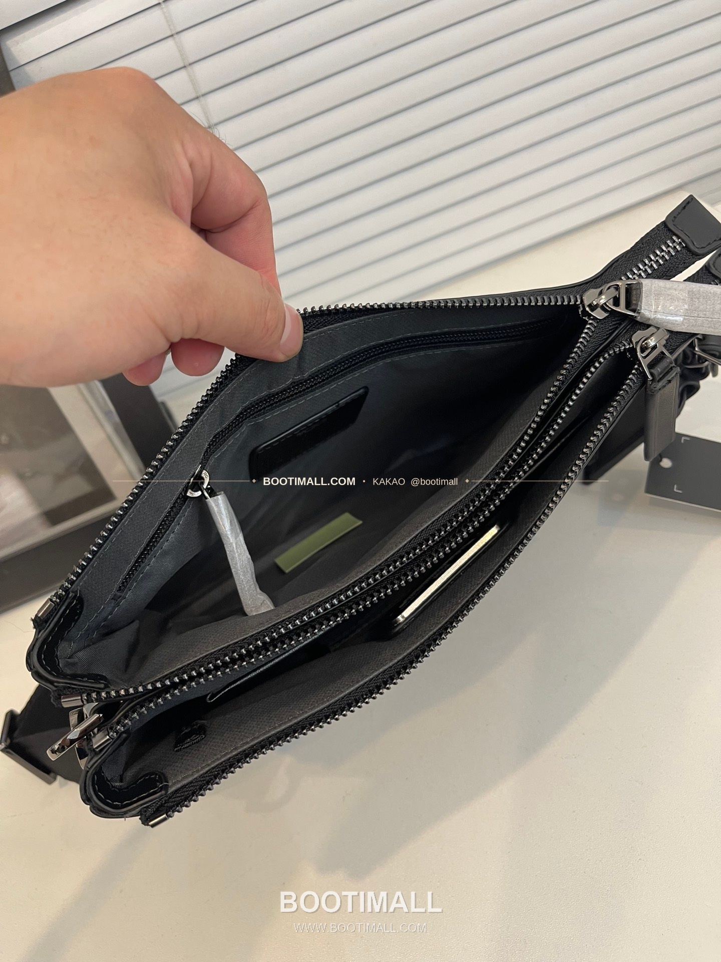 투미 해리슨 가죽 멀티포켓 슬림 블랙 크로스백 Tumi Harrison Leather Multi Pocket Slim Black Crossbody Bag 26cm 7