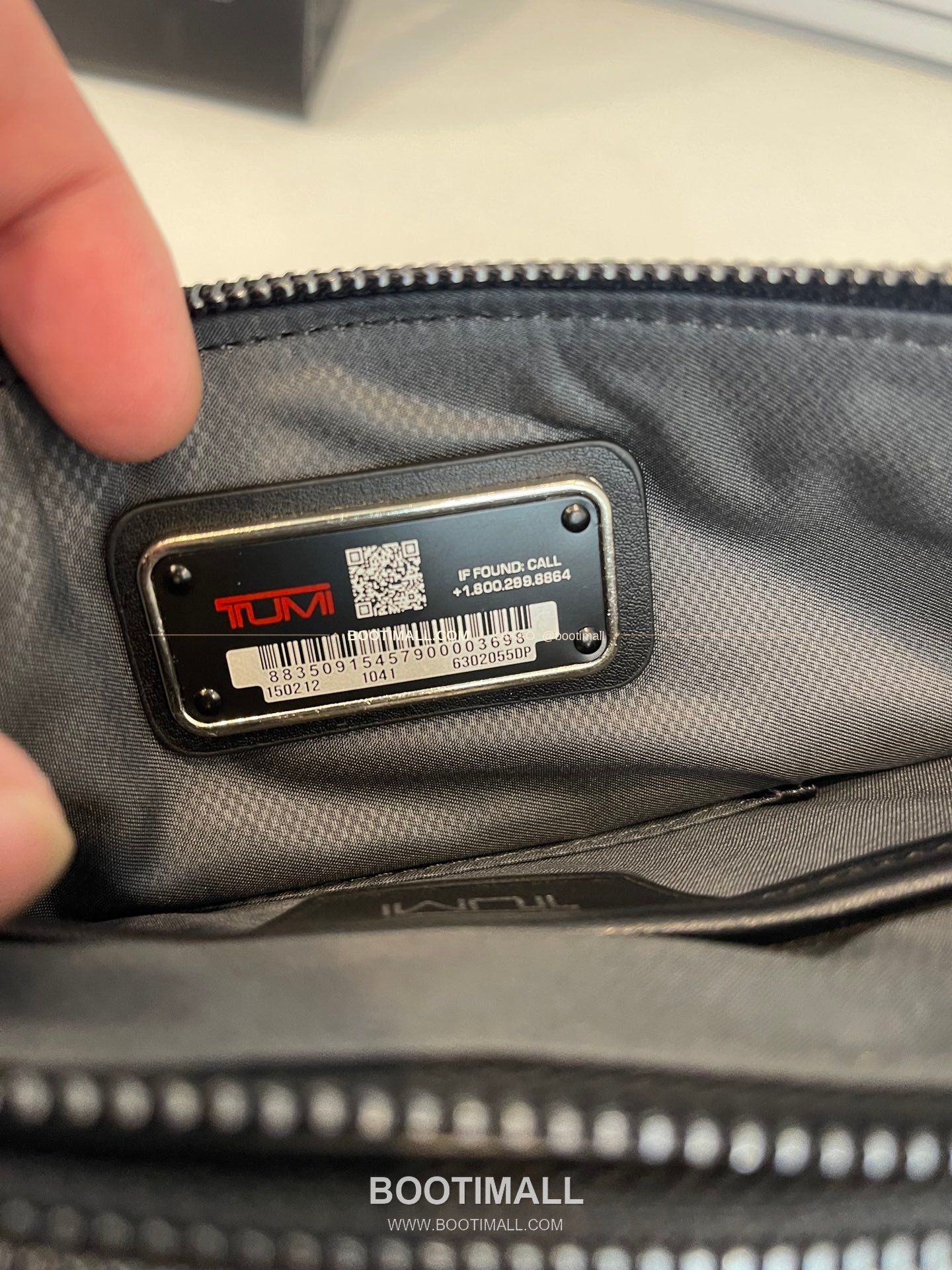 투미 해리슨 가죽 멀티포켓 슬림 블랙 크로스백 Tumi Harrison Leather Multi Pocket Slim Black Crossbody Bag 26cm 9