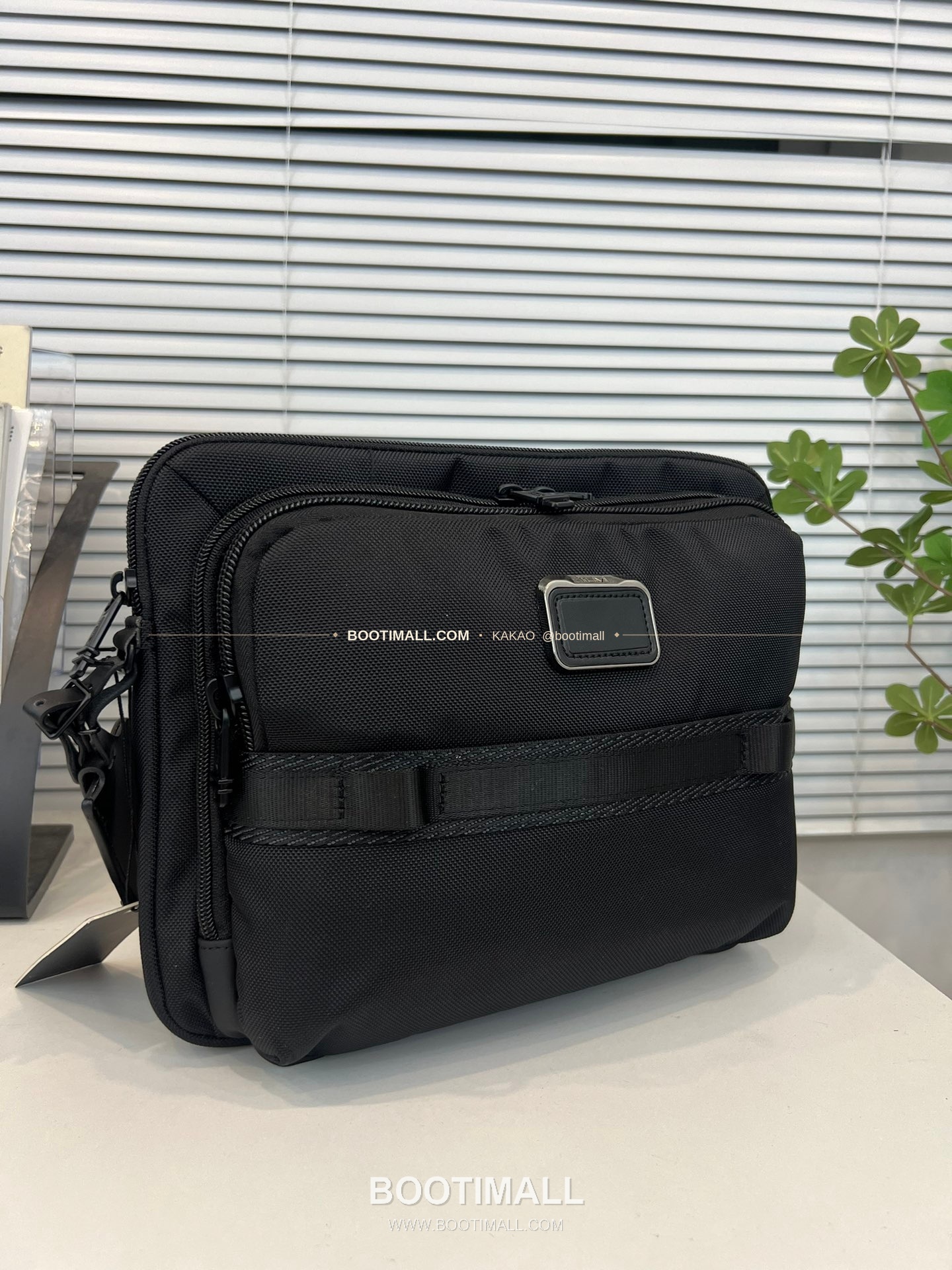 투미 알파브라보 나일론 멀티포켓 블랙 크로스백 Tumi Alpha Bravo Nylon Multi Pocket Black Crossbody Bag 232796 31cm 4