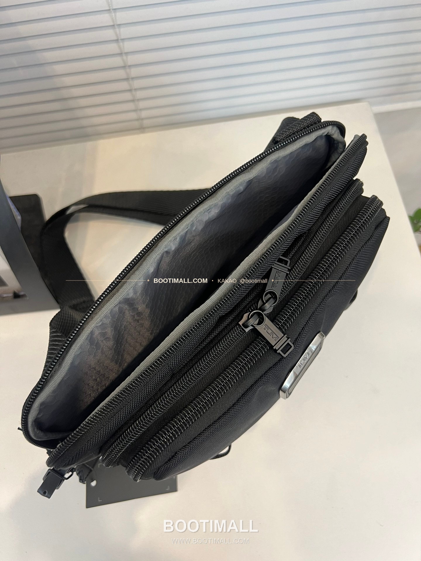 투미 알파브라보 나일론 멀티포켓 블랙 크로스백 Tumi Alpha Bravo Nylon Multi Pocket Black Crossbody Bag 232796 31cm 5