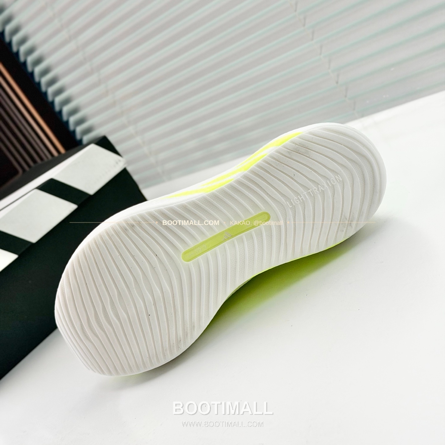 아디다스 2026SS 메쉬 니트 부스트 쿠셔닝 화이트 그린 스니커즈 Adidas 2026 SS Mesh Knit Boost Cushioning White Green Sneakers 9