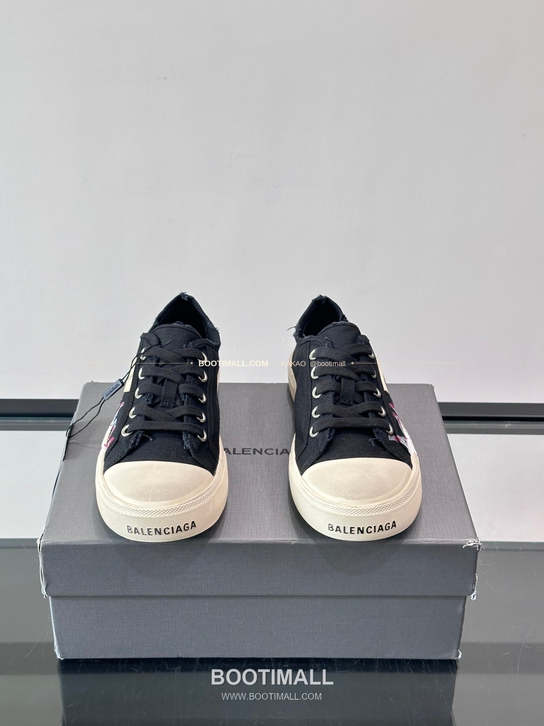 발렌시아가 2026SS 캔버스 그래피티 로고 로우탑 블랙 스니커즈 Balenciaga 2026 SS Canvas Graffiti Logo Low Top Black Sneakers 2