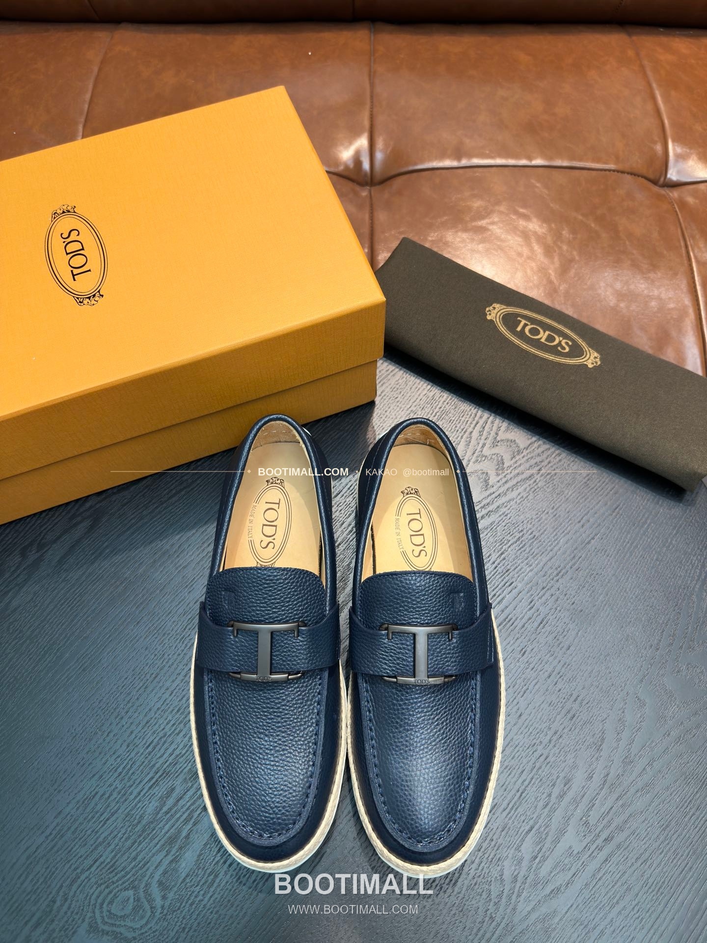 토즈 2026SS 스웨이드 로고 프린트 라피아 트림 브라운 로퍼 Tod's 2026 SS Suede Logo Print Raffia Trim Brown Loafers 1