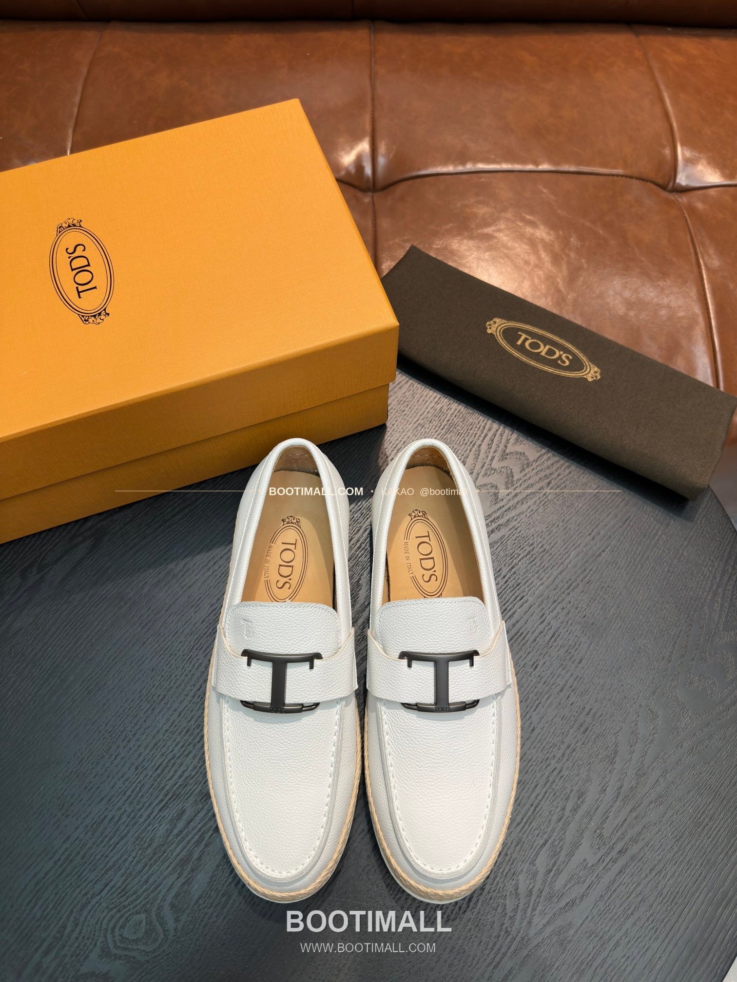 토즈 2026SS 스웨이드 로고 프린트 라피아 트림 브라운 로퍼 Tod's 2026 SS Suede Logo Print Raffia Trim Brown Loafers 1