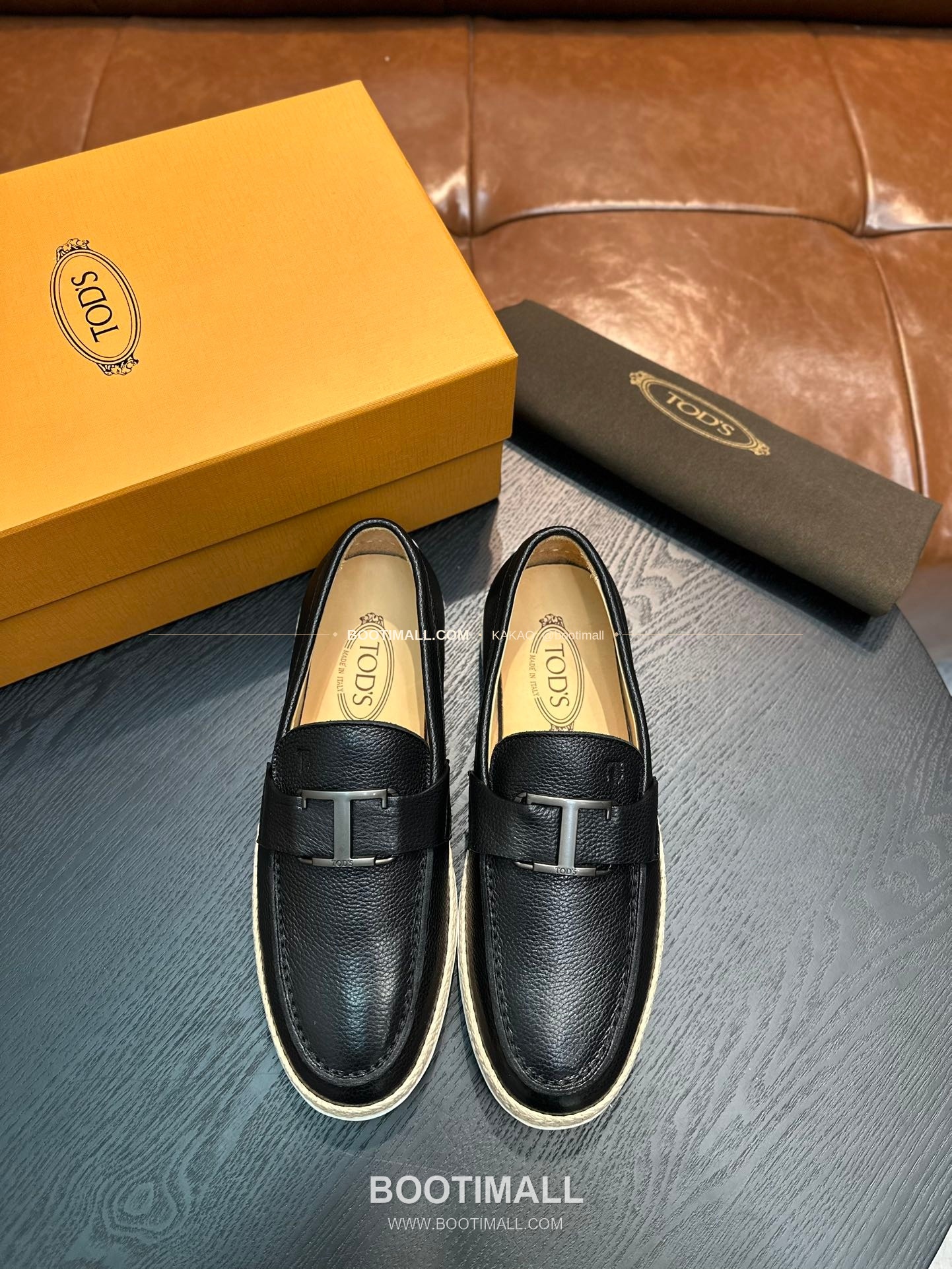 토즈 2026SS 스웨이드 로고 프린트 라피아 트림 브라운 로퍼 Tod's 2026 SS Suede Logo Print Raffia Trim Brown Loafers 1