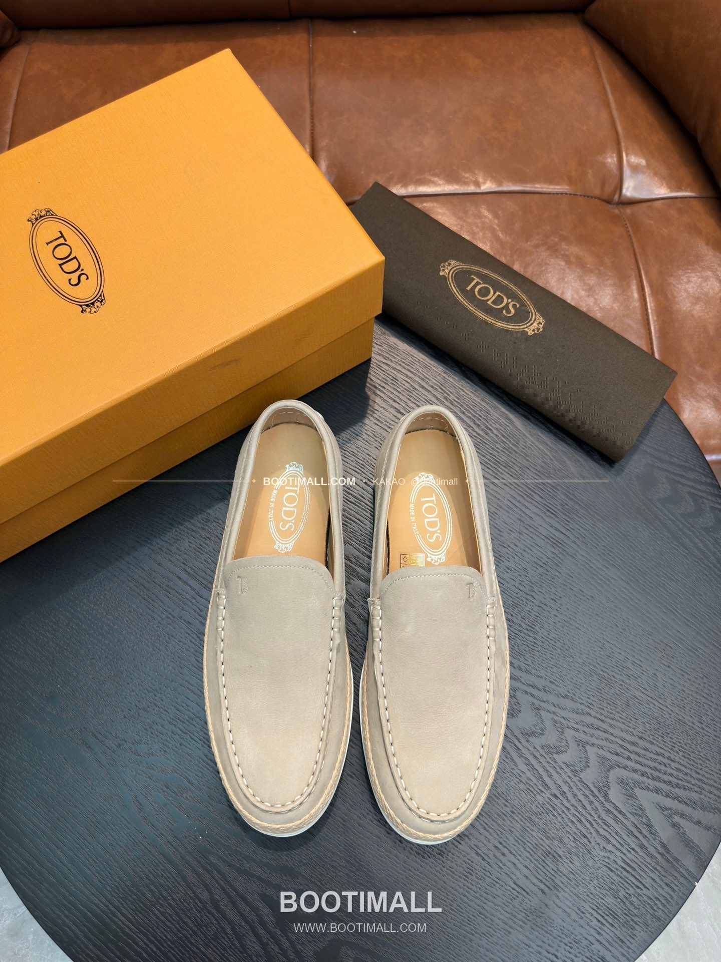 토즈 2026SS 스웨이드 로고 프린트 라피아 트림 브라운 로퍼 Tod's 2026 SS Suede Logo Print Raffia Trim Brown Loafers 1
