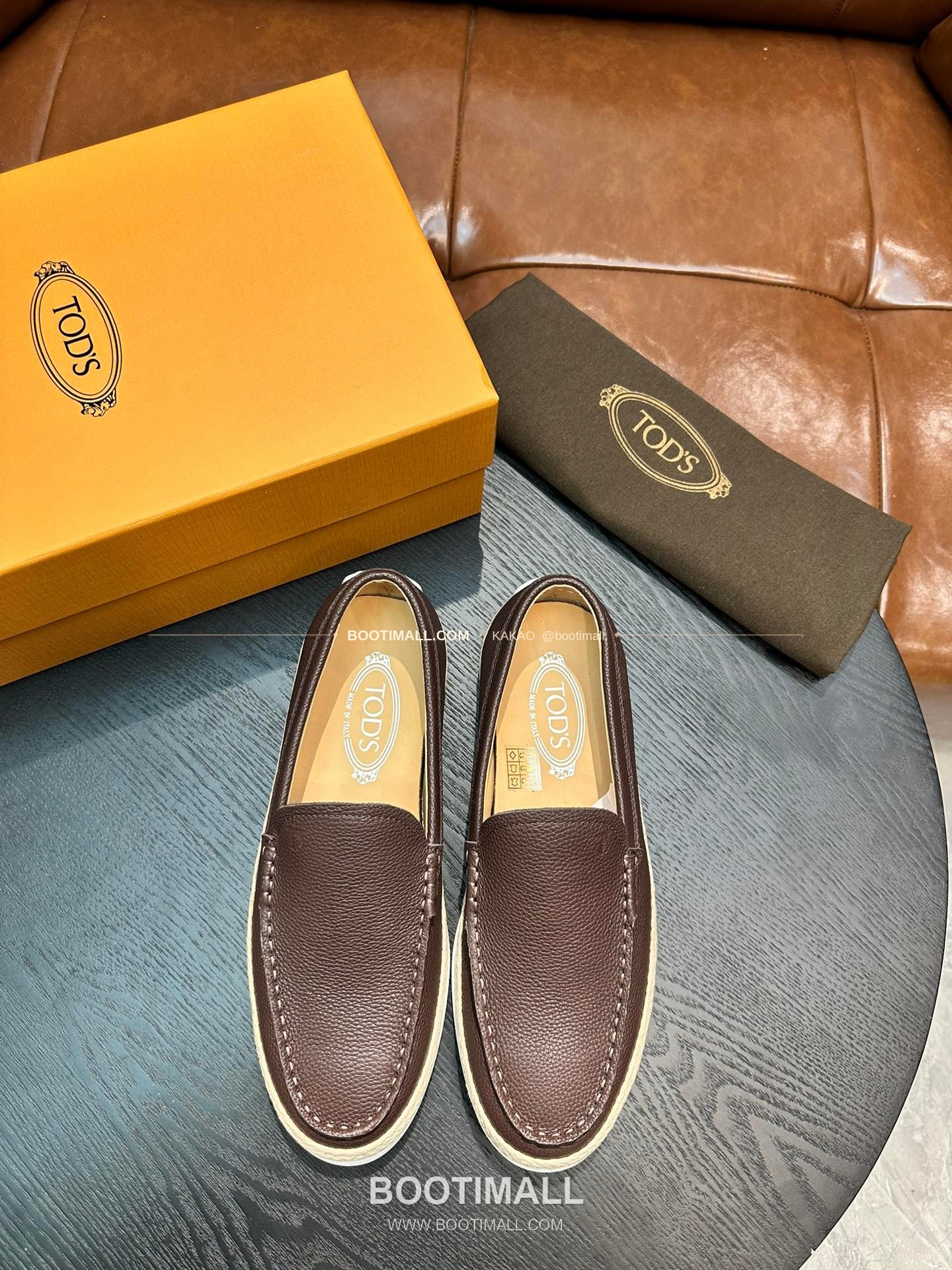 토즈 2026SS 스웨이드 로고 프린트 라피아 트림 브라운 로퍼 Tod's 2026 SS Suede Logo Print Raffia Trim Brown Loafers 1