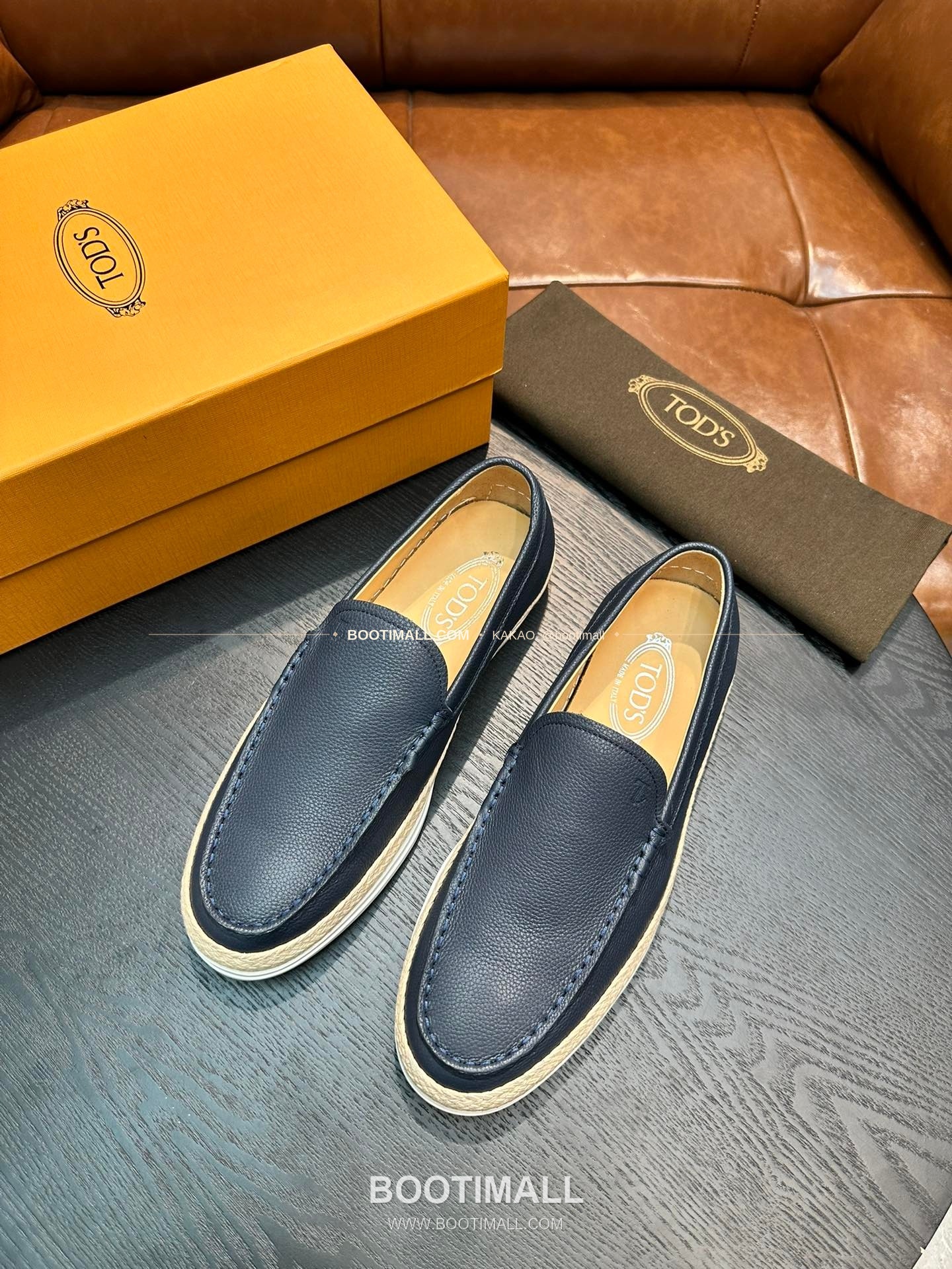 토즈 2026SS 스웨이드 로고 프린트 라피아 트림 브라운 로퍼 Tod's 2026 SS Suede Logo Print Raffia Trim Brown Loafers 1